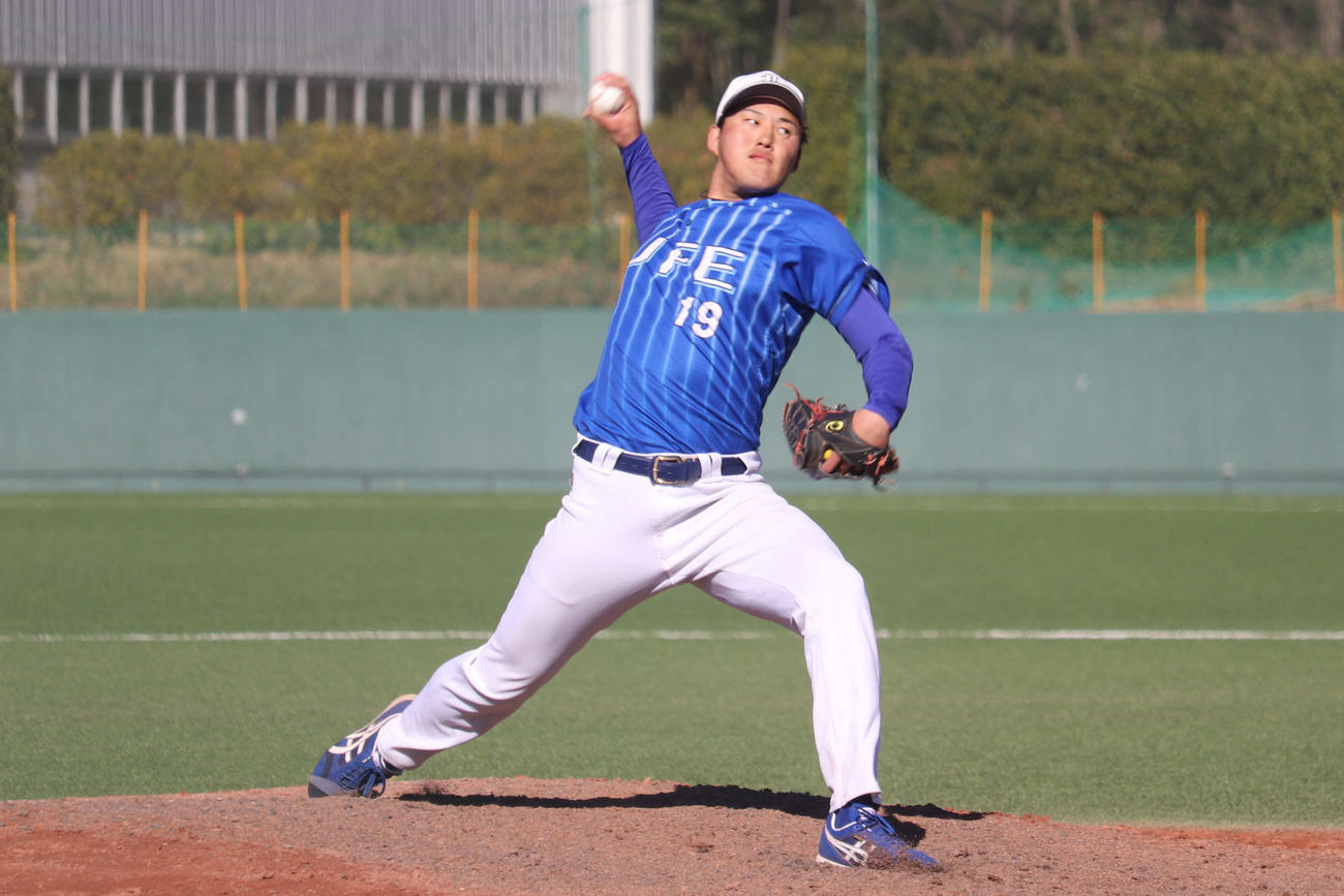 JFE東－明大　2－3で迎えた6回、4番手として登板し、打者5人に対し2安打無失点に抑えた、JFE東日本の広沢（撮影・保坂淑子）