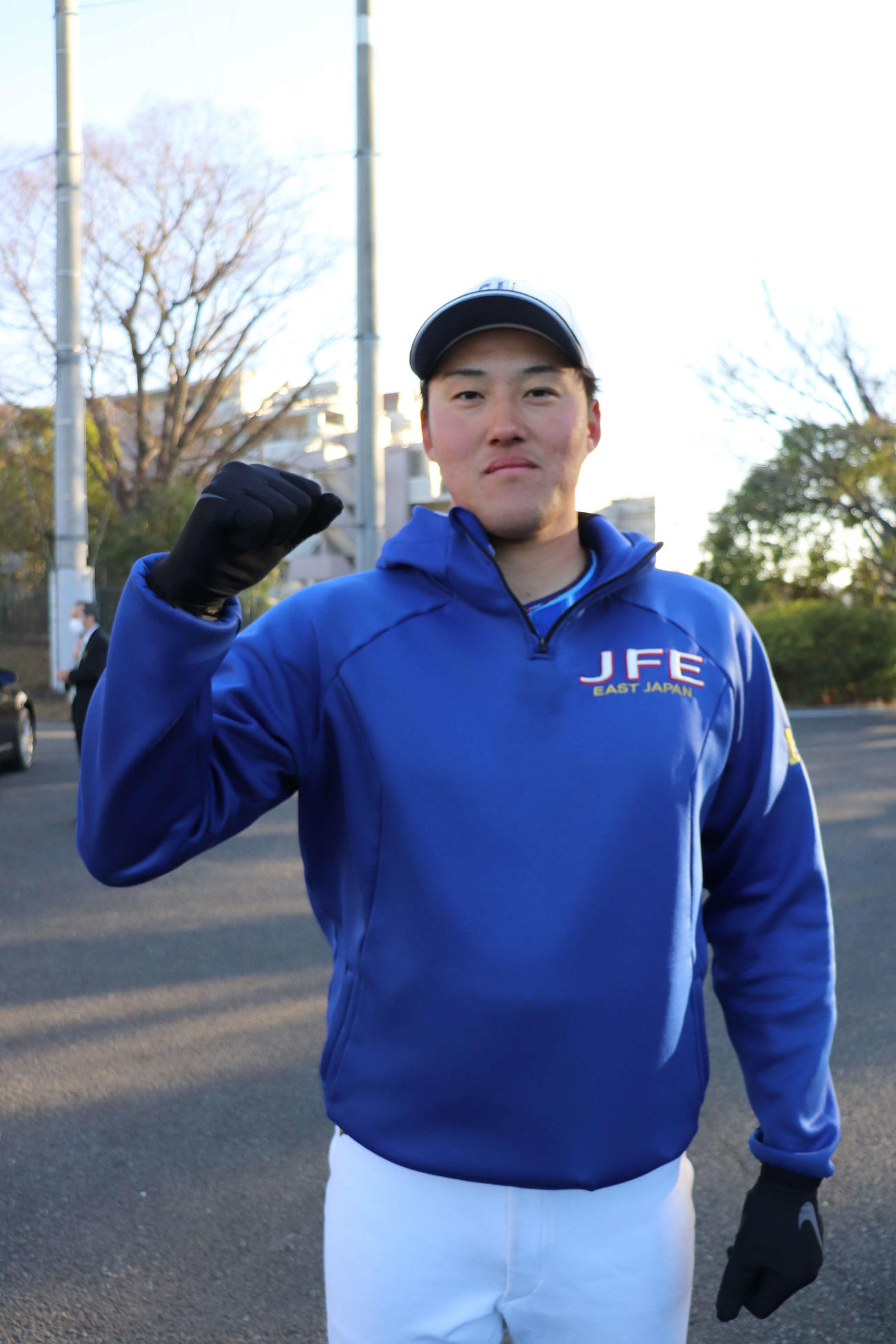 JFE東－明大　2－3で迎えた6回、4番手として登板し、打者5人に対し2安打無失点に抑え、ガッツポーズを見せるJFE東日本の広沢（撮影・保坂淑子）