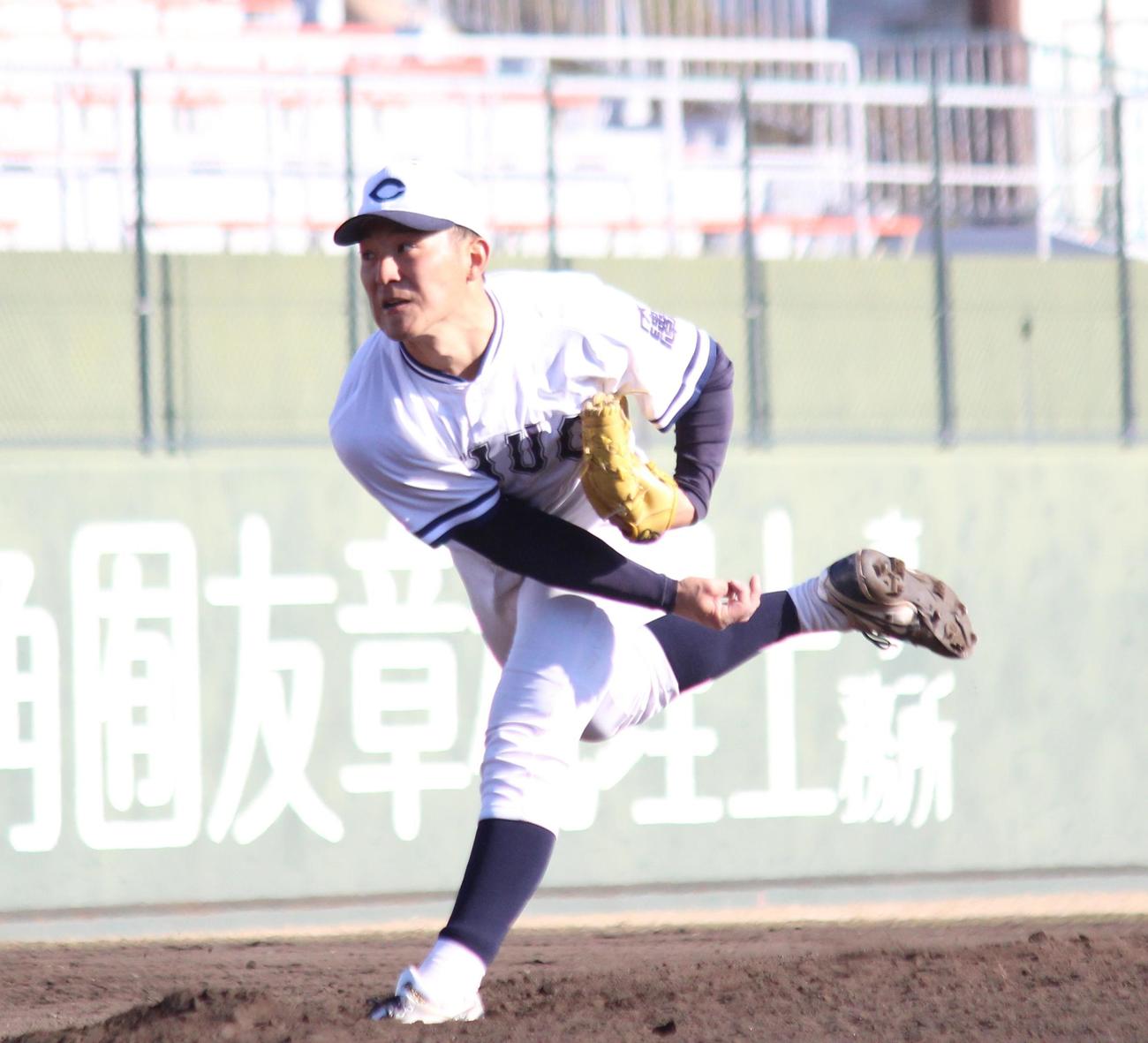 慶慶大対中大　8回途中から登板し力投する中大・大栄（撮影・保坂恭子）