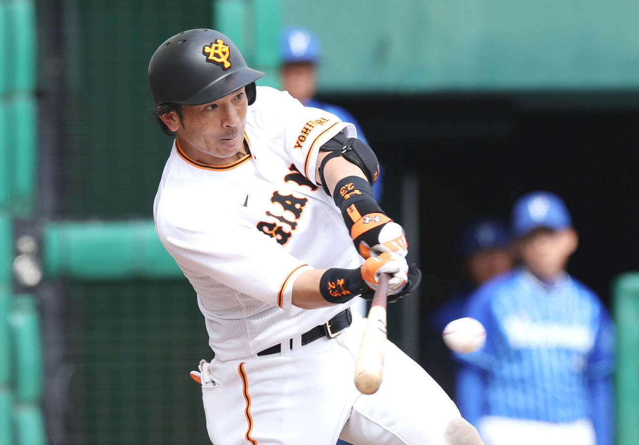 巨人対DeNA 5回裏巨人2死一、二塁、2点適時三塁打を放つ松田（撮影・宮地輝）