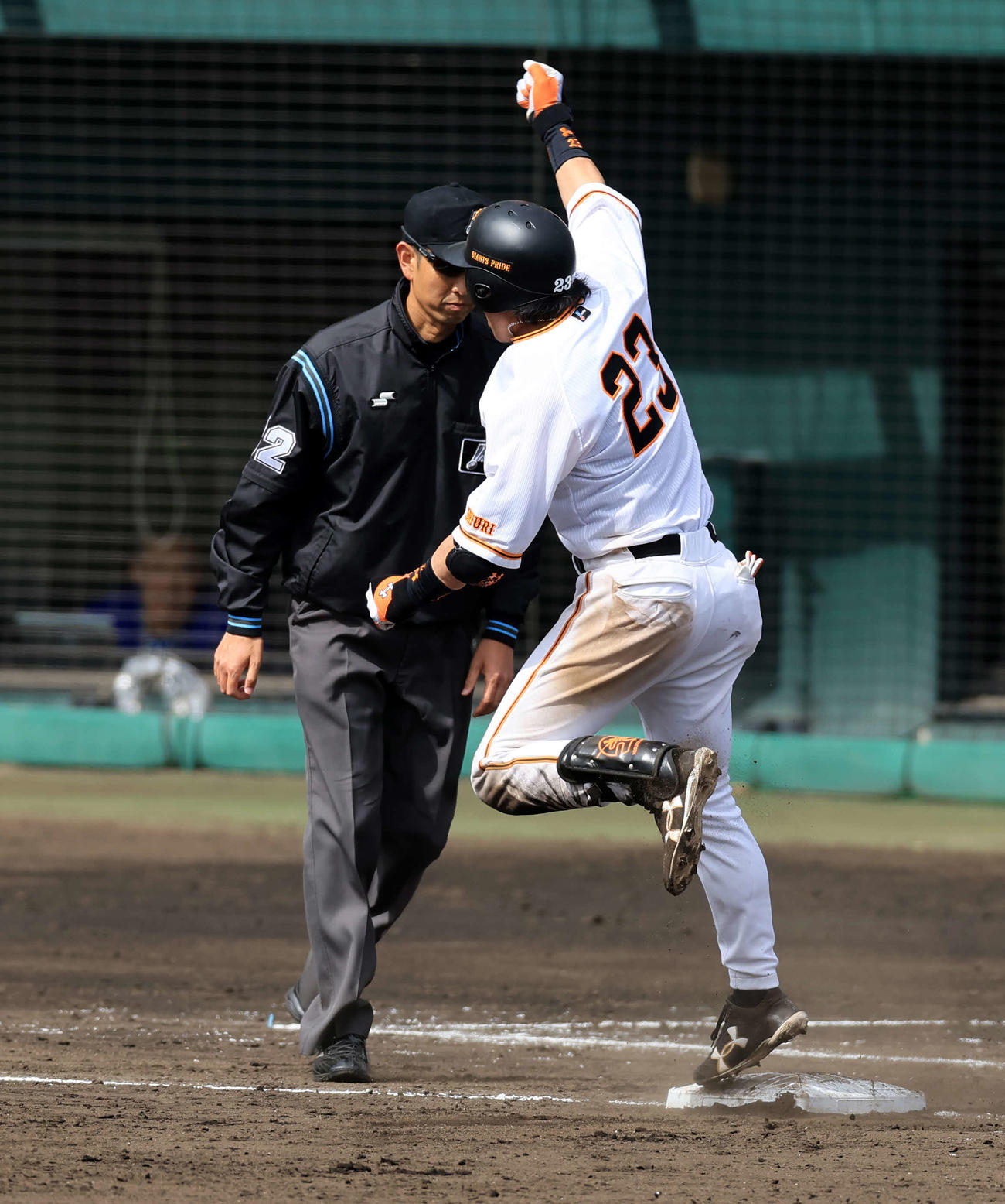 巨人対DeNA 5回裏巨人2死一、二塁、松田宣浩は中越え2点適時三塁打を放ち、ベンチにガッツポーズ（撮影・浅見桂子）