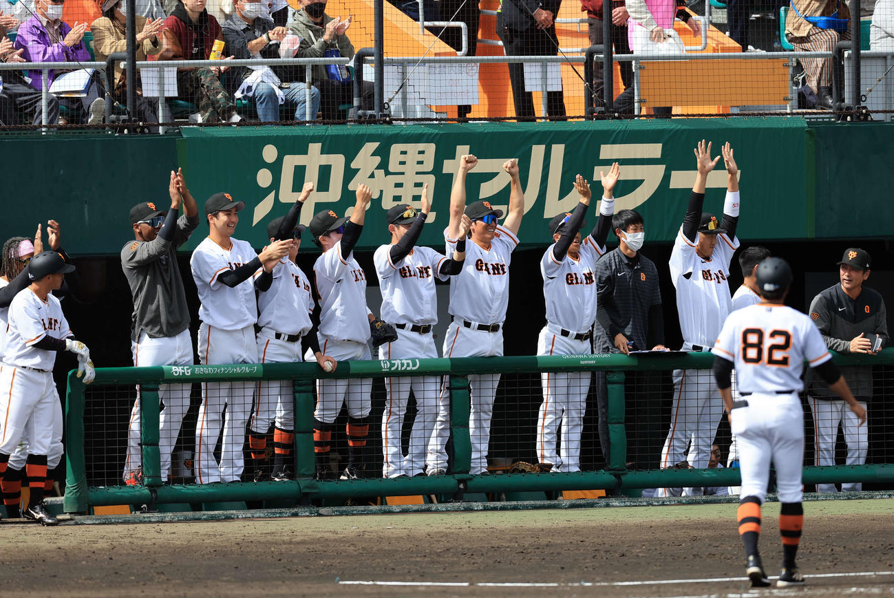 巨人対DeNA 5回裏巨人2死一、二塁、松田が中越え2点適時三塁打を放ち、盛り上がる巨人ベンチ（撮影・浅見桂子）