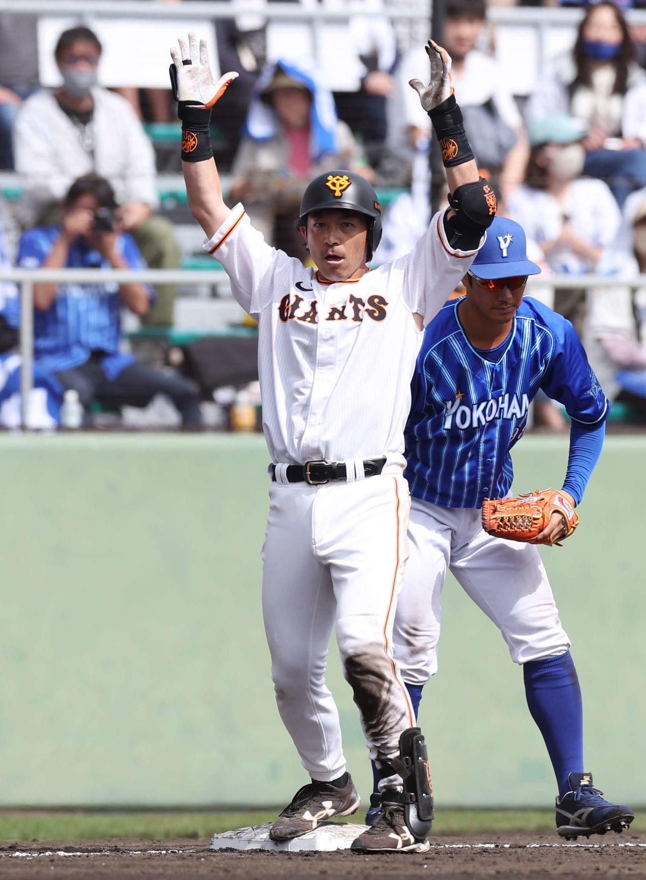 巨人対DeNA 5回裏巨人2死一、二塁、2点適時三塁打を放ち、両手を上げる松田（撮影・宮地輝）