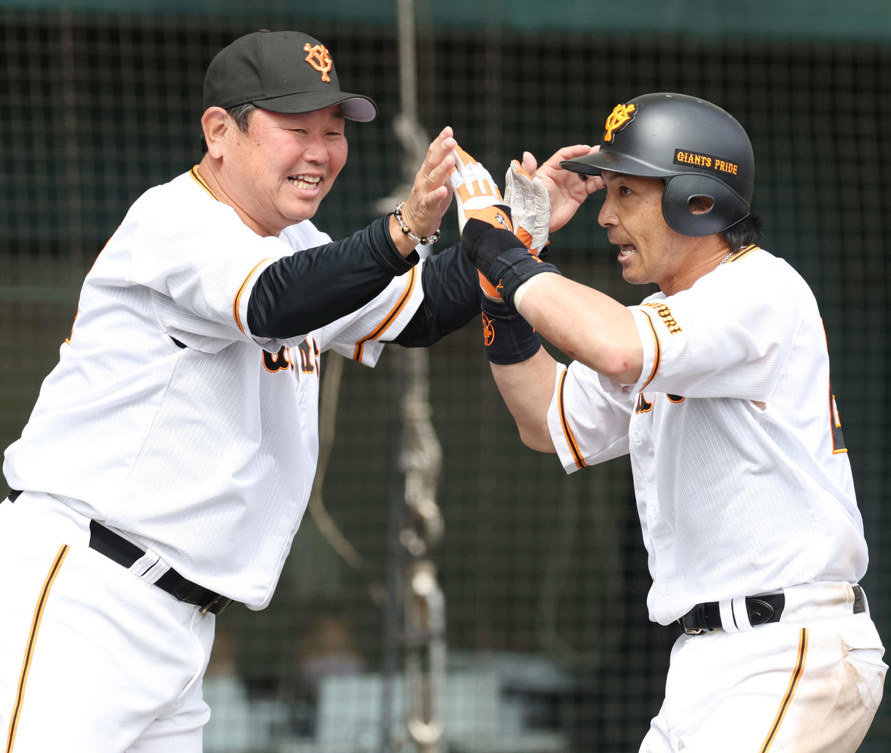 巨人対DeNA 5回裏巨人2死一、二塁、2点適時三塁打を放ち、大久保打撃チーフコーチとタッチする松田（撮影・宮地輝）