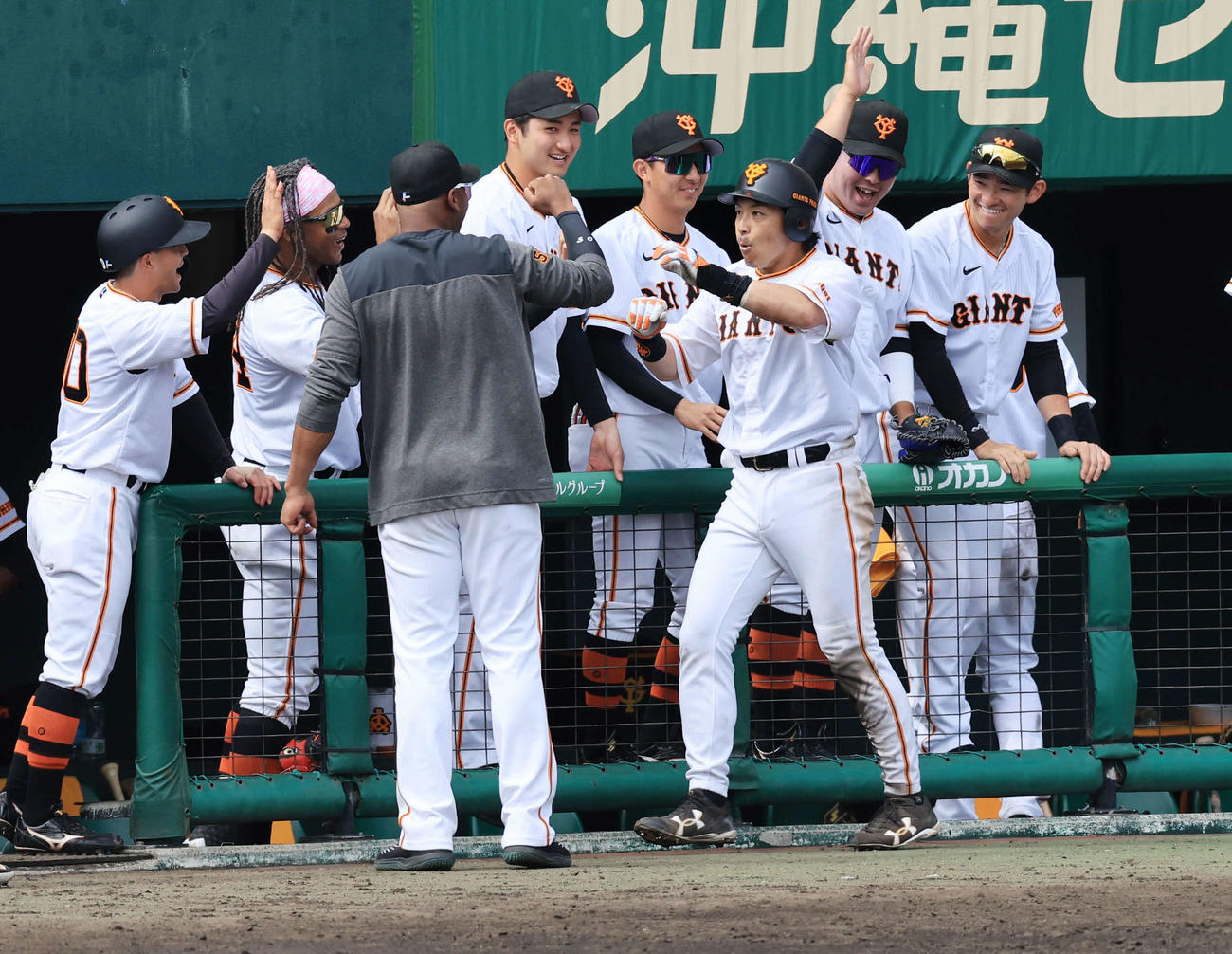 巨人対DeNA 5回裏巨人2死一、二塁、松田（手前右）は中越え2点適時三塁打を放つと、交代を告げられナインと笑顔でハイタッチ（撮影・浅見桂子）