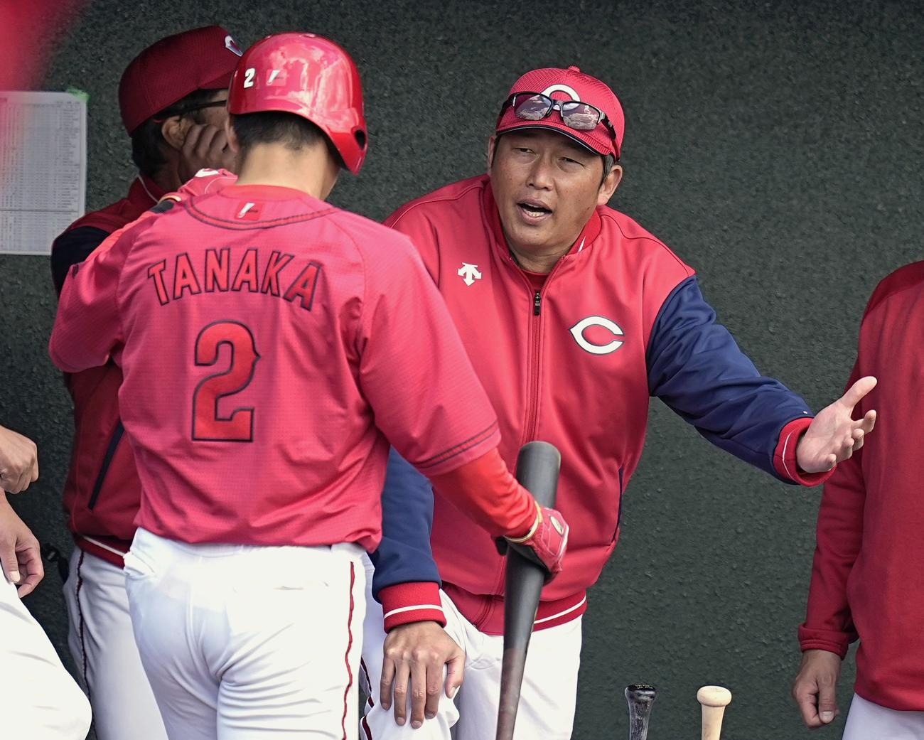4回、大盛の適時打で生還した田中（手前）を迎える広島の新井監督（共同）