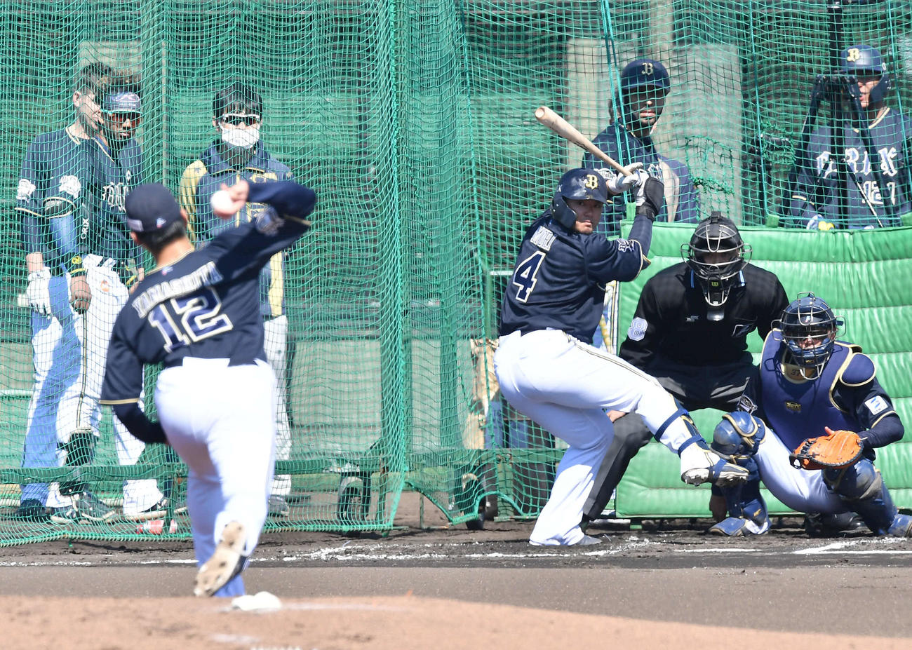 ライブBPで山下（手前）と対戦する森（撮影・岩下翔太）