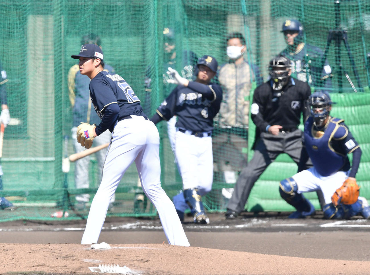 ライブBPで森（奥）をゴロに打ち取る山下（撮影・岩下翔太）
