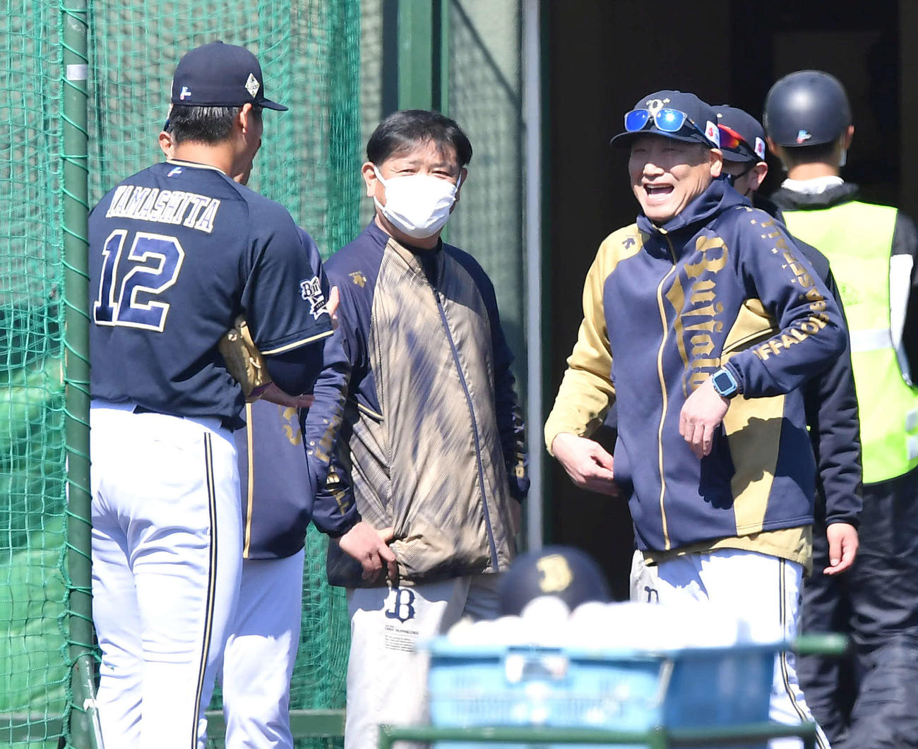 ライブBPを終えた山下（左）に笑顔を見せる中嶋監督（撮影・岩下翔太）