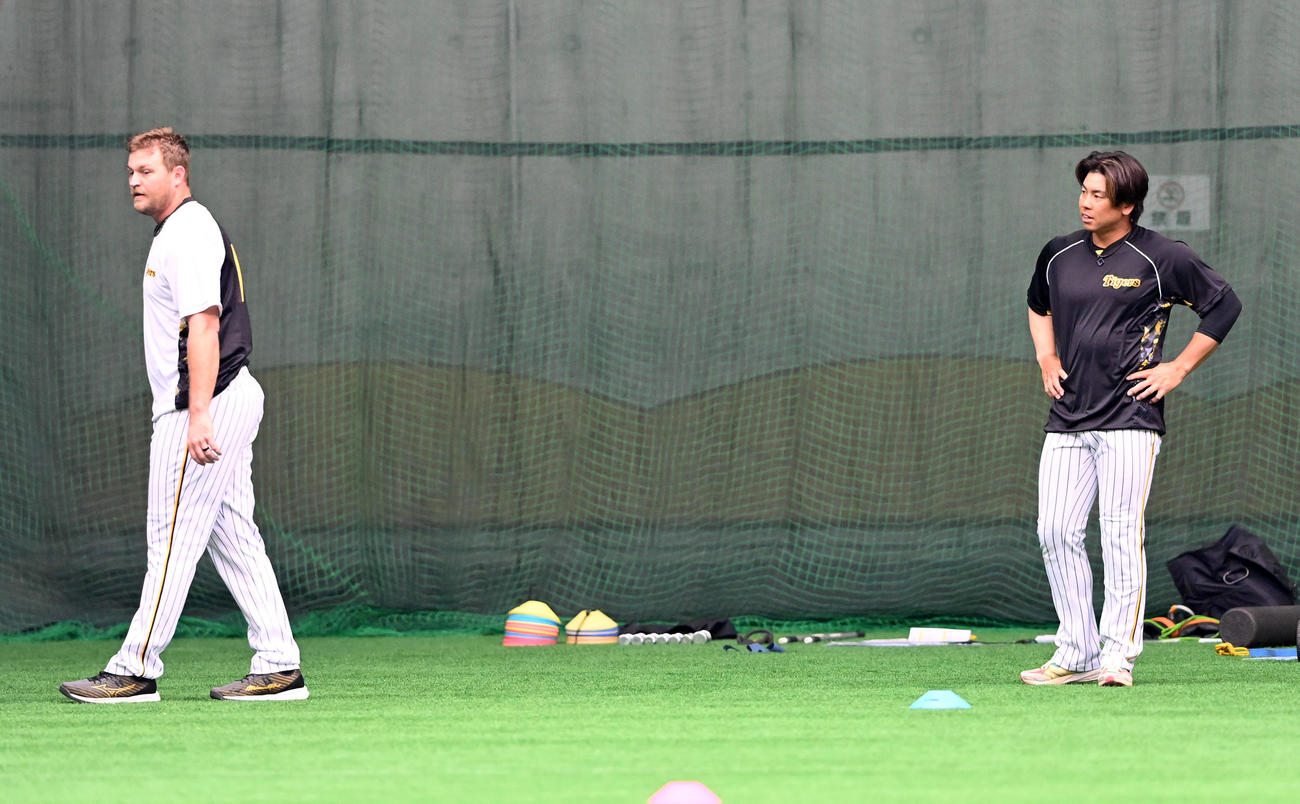 宜野座に残り調整する梅野（右）。左はノイジー（撮影・前岡正明）