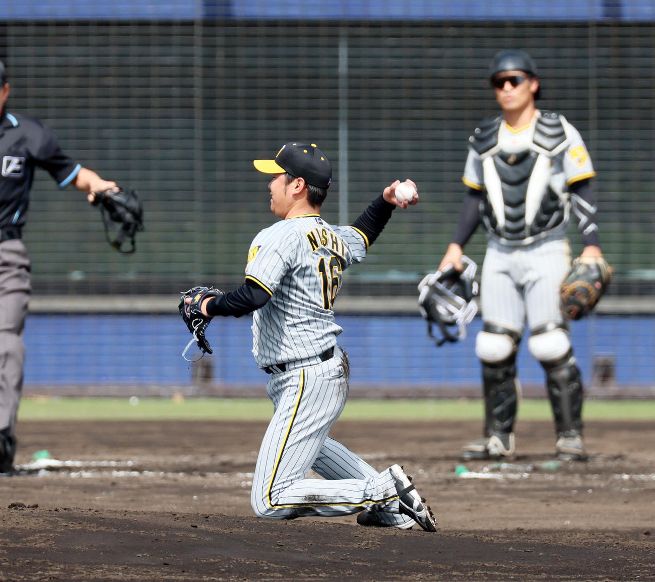 日本ハム対阪神　2回裏日本ハム2死二塁、西勇は宇佐見の打球を捕球するとき、折れて飛んできたバットを避けて転倒するも捕球し一塁送球。アウトにする（撮影・加藤哉）