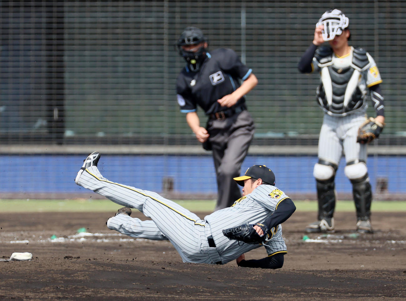 日本ハム対阪神　2回裏日本ハム2死二塁、西勇は宇佐見の打球を捕球するとき、折れて飛んできたバットを避けて転倒するも捕球し一塁送球。アウトにする（撮影・加藤哉）