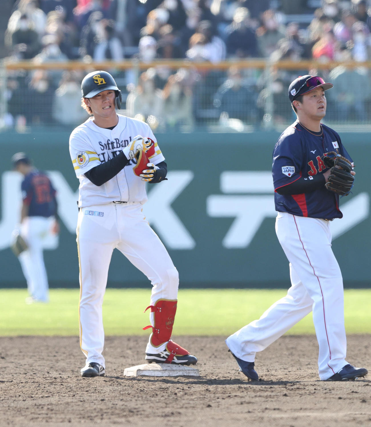 ソフトバンク対侍ジャパン　4回裏ソフトバンク1死、正木は2本目の二塁打を放つ（撮影・梅根麻紀）