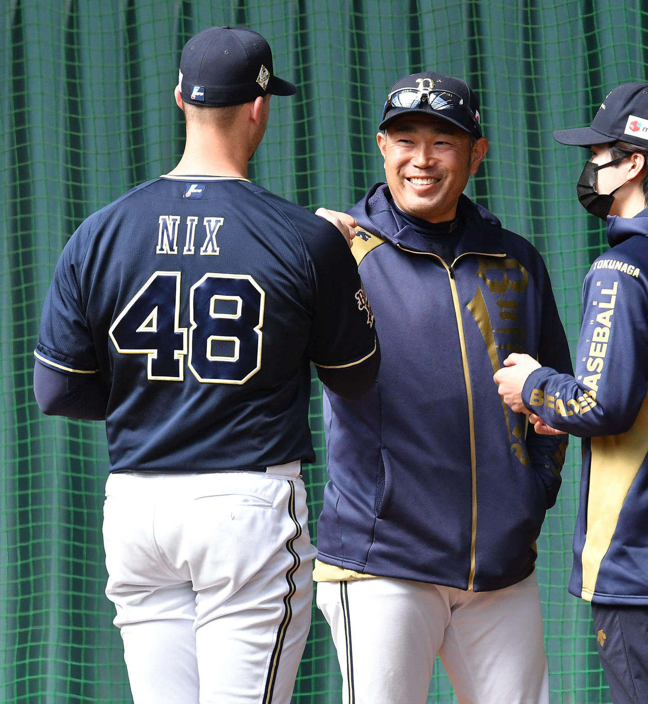 ブルペン投球を終えたニックス（左）と笑顔でグータッチを交わす平井コーチ（撮影・岩下翔太）