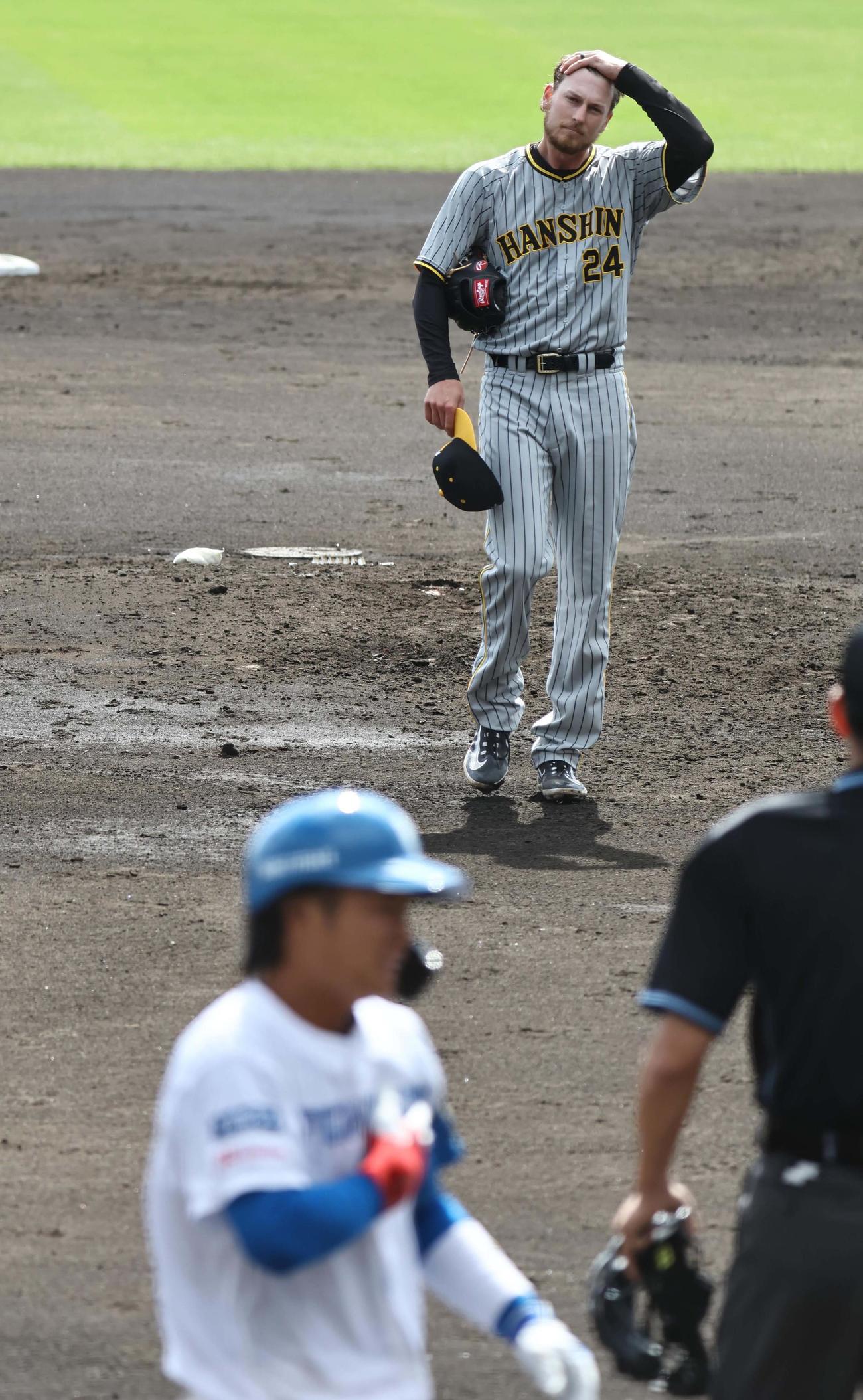 3回裏日本ハム無死一塁、奈良間に死球を与え頭を抱えるB・ケラー（撮影・上田博志）