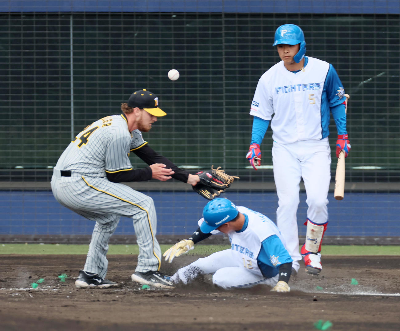 3回裏日本ハム1死二、三塁、打者野村の時、暴投し本塁カバーに入ったB・ケラーは、送球をはじいて失点する。走者は矢沢（撮影・加藤哉）