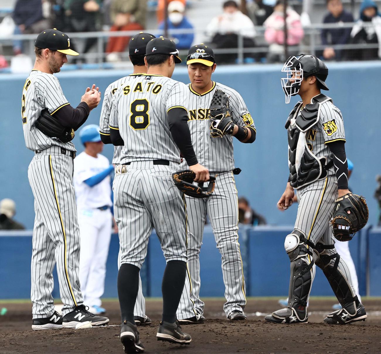7回、無死一、二塁のピンチを背負ったK・ケラー（左）はナインから声を掛けられる（撮影・上田博志）
