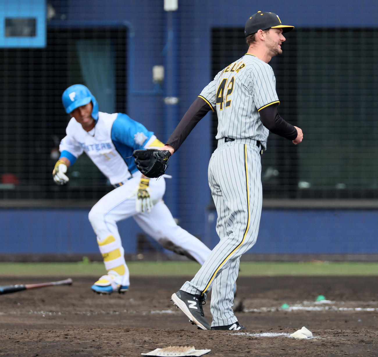 7回裏日本ハム1死一、二塁、K・ケラーは江越に左翼へ適時二塁打を浴びる（撮影・加藤哉）