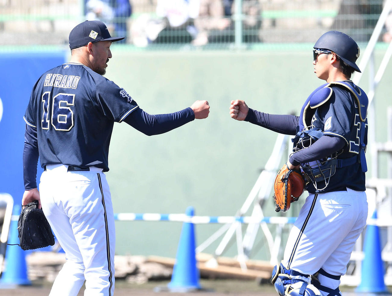 ライブBPを終え、投球を受けた石川（右）とグータッチを交わす平野佳（撮影・岩下翔太）