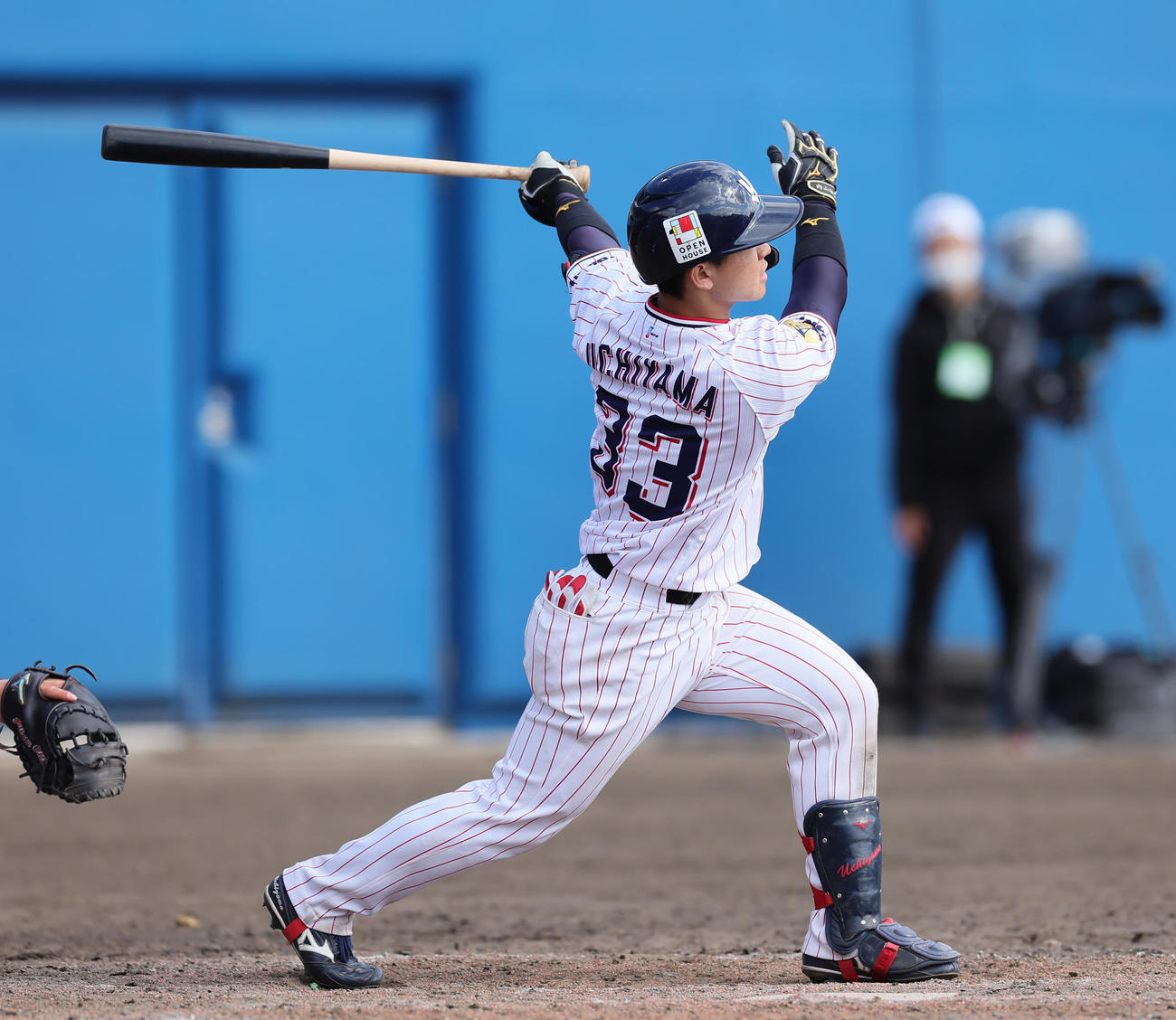 ヤクルト対楽天　5回裏ヤクルト1死三塁、内山は左越え2点本塁打を放つ（撮影・足立雅史）