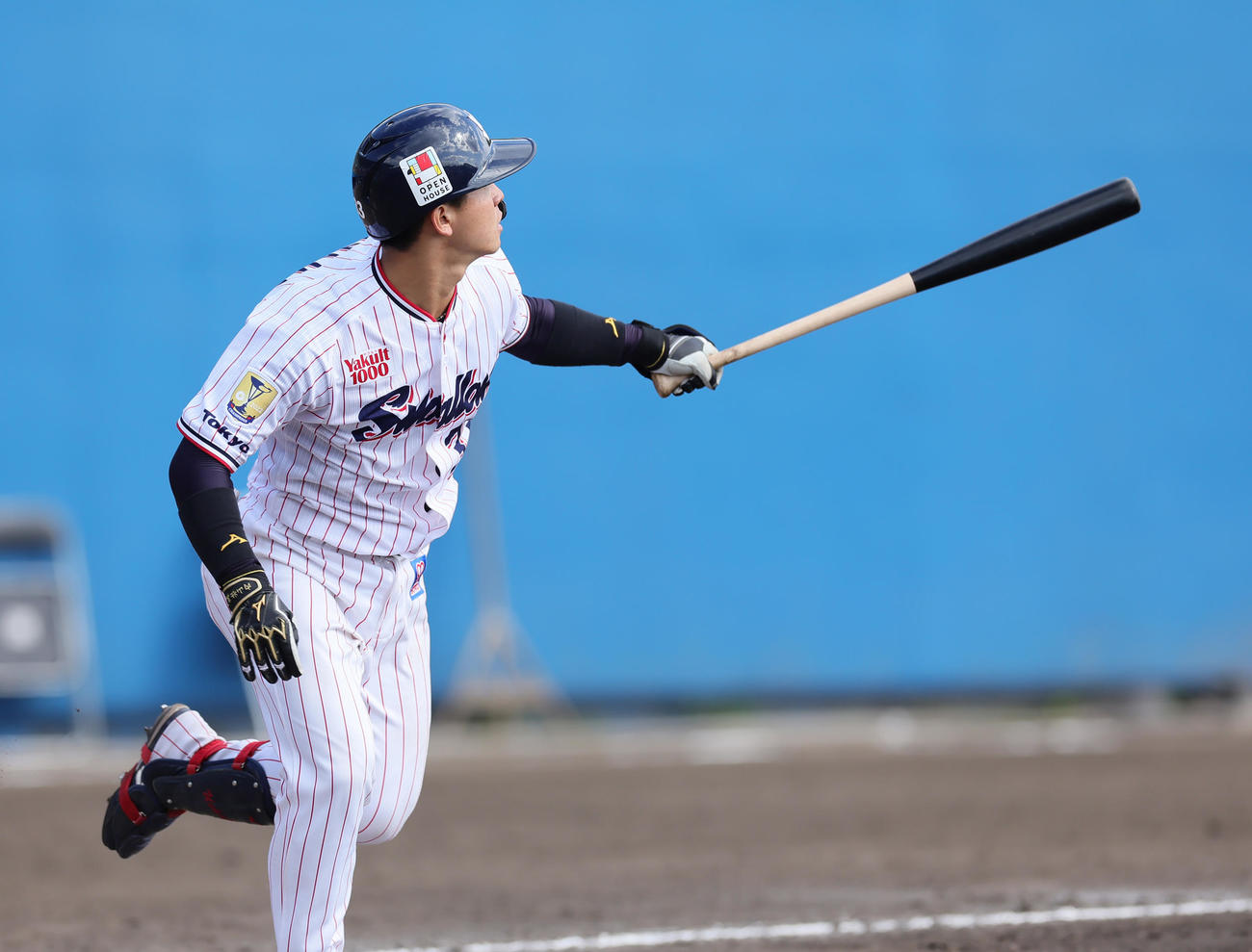 ヤクルト対楽天　5回裏ヤクルト1死三塁、内山は左越え2点本塁打を放つ（撮影・足立雅史）