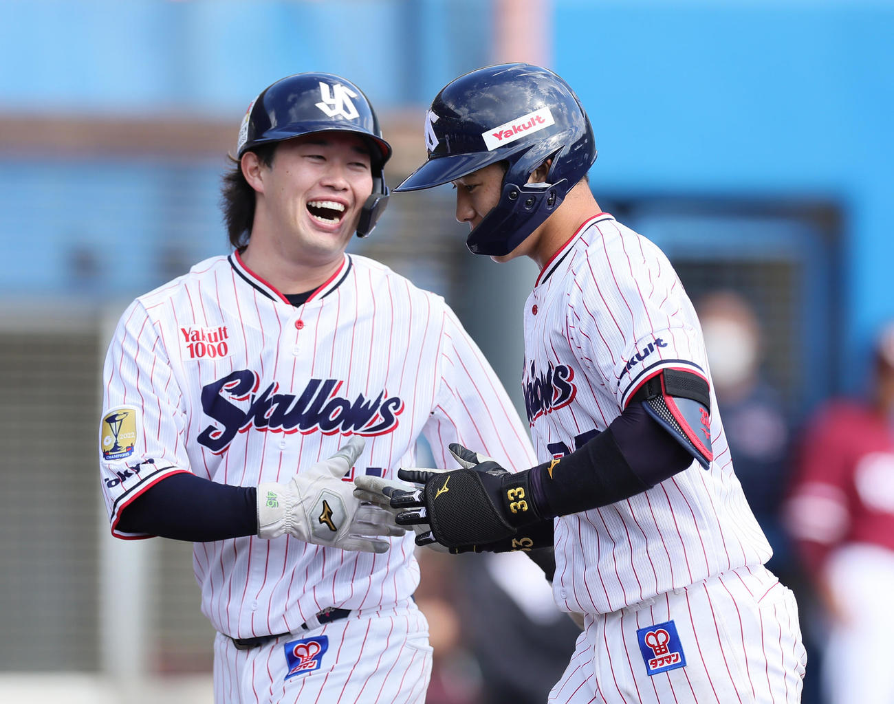 ヤクルト対楽天　5回裏ヤクルト1死三塁、内山（右）は左越え2点本塁打を放ち浜田とタッチを交わす（撮影・足立雅史）
