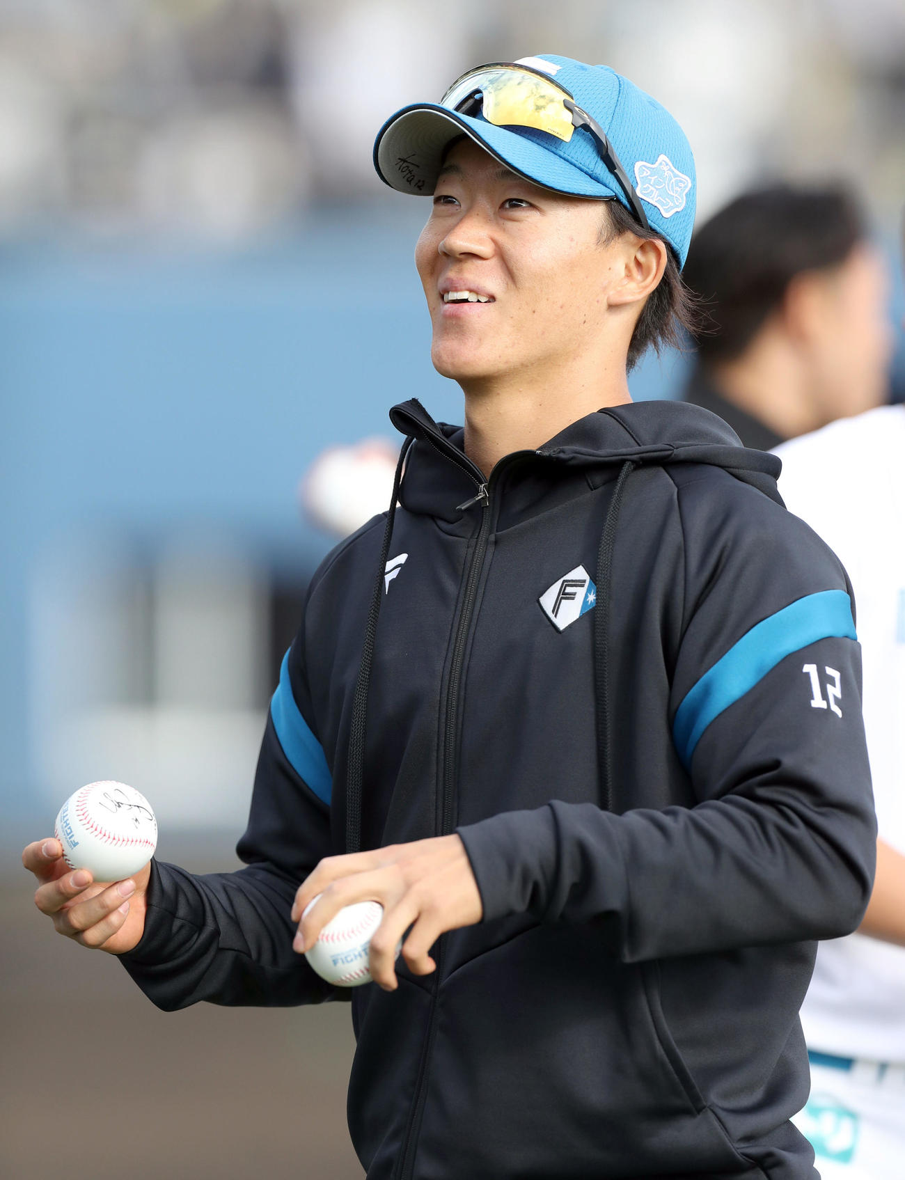 日本ハム対阪神　試合終了後、スタンドにボールを投げ入れる日本ハム矢沢（撮影・佐藤翔太）