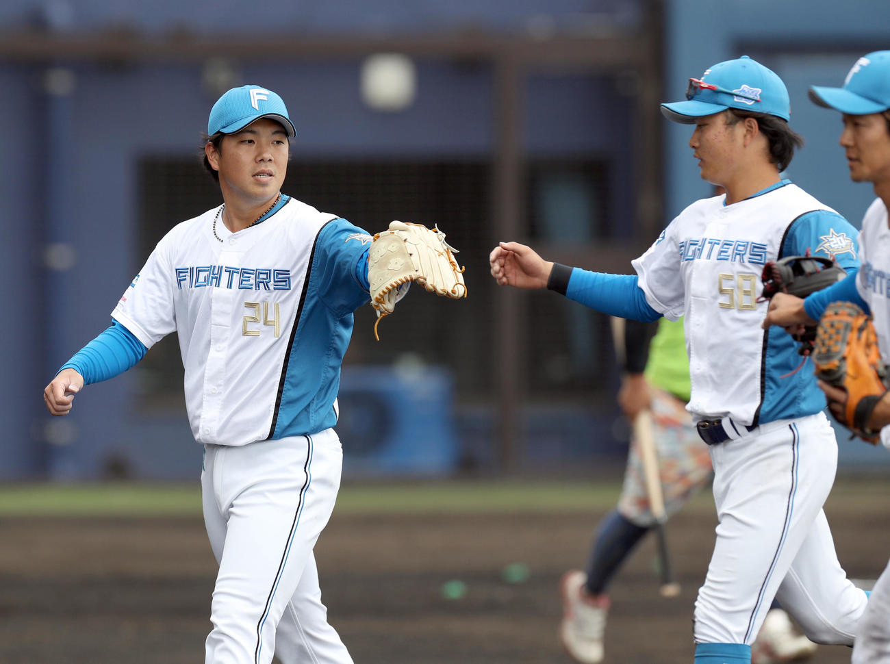 日本ハム対阪神　6回表を無失点に抑えナインを出迎えながらベンチに戻る金村（撮影・佐藤翔太）