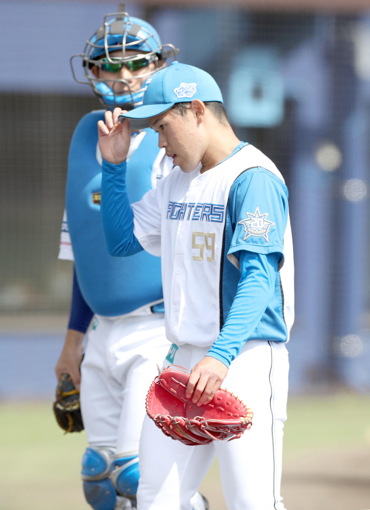 日本ハム対阪神　1回表3失点を喫しうつむきながらベンチに戻る根本（撮影・佐藤翔太）