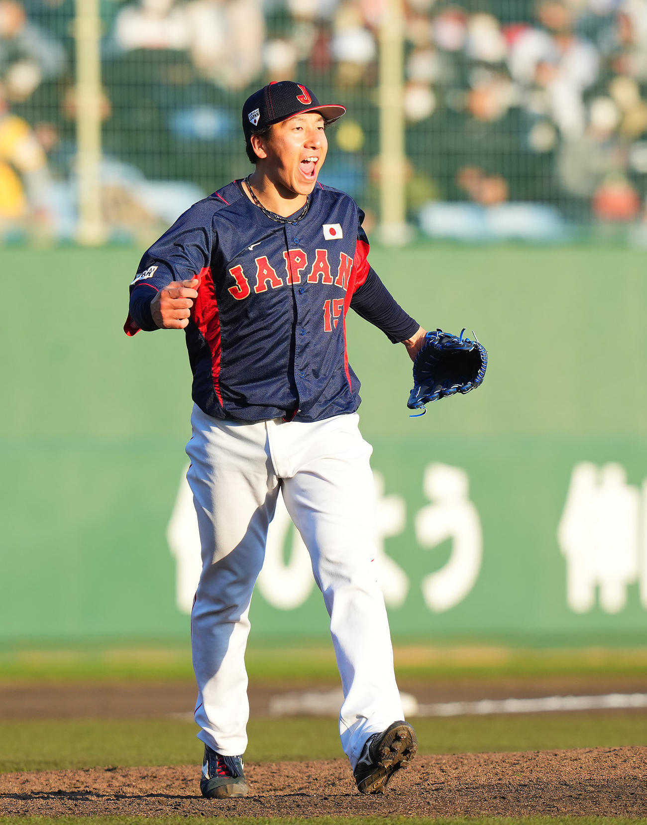 ソフトバンク対侍ジャパン　8回裏ソフトバンクの攻撃を無失点に抑え雄たけびを上げる大勢（撮影・垰建太）