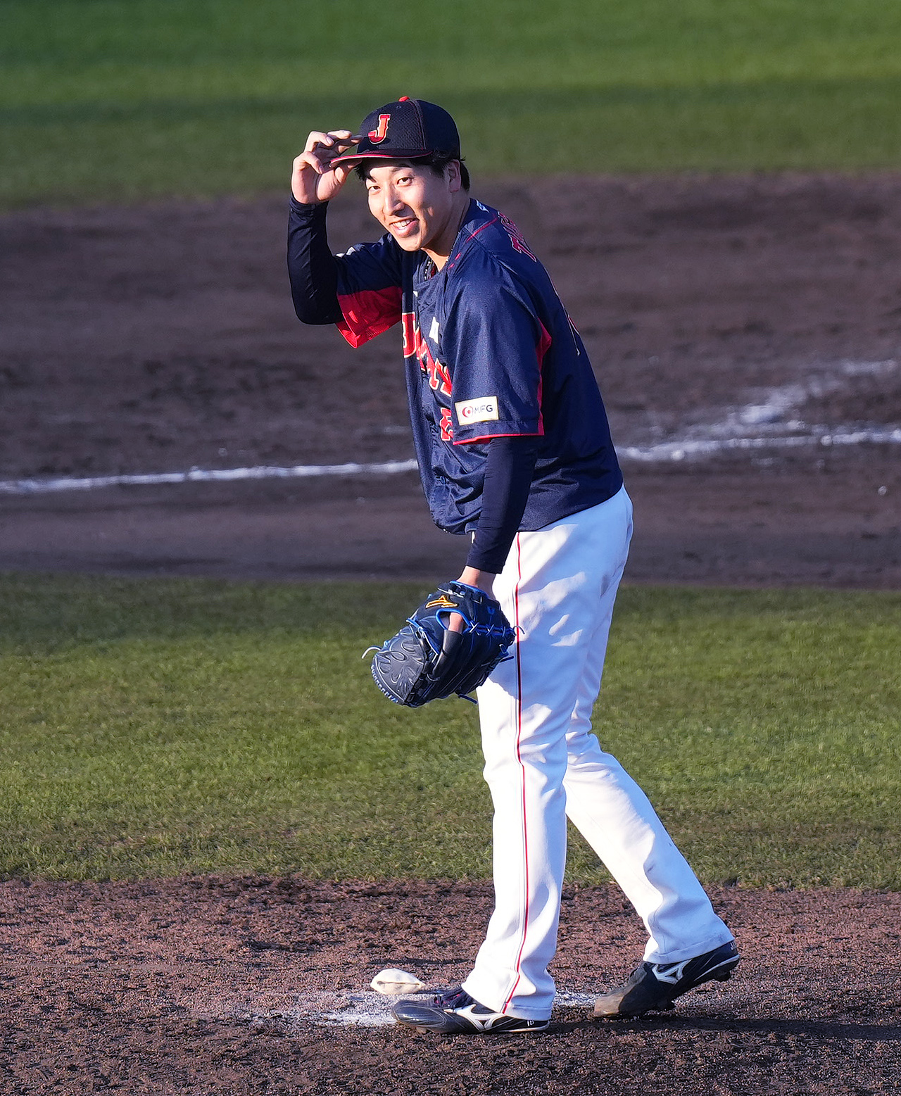 侍ジャパン対ソフトバンク　8回裏ソフトバンク1死、アストゥディーヨを左飛に打ち取り、笑顔を見せる大勢（撮影・菅敏）
