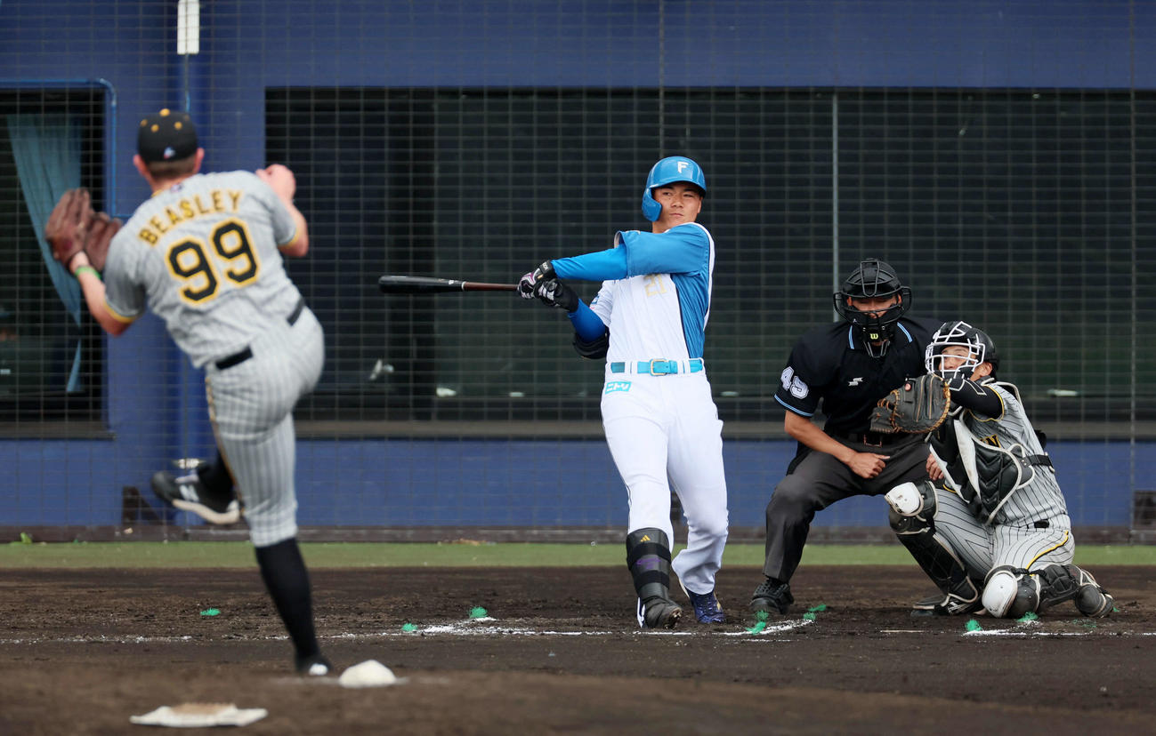 日本ハム対阪神　6回裏日本ハム1死、清宮は右越え本塁打を放つ。投手はビーズリー（撮影・加藤哉）