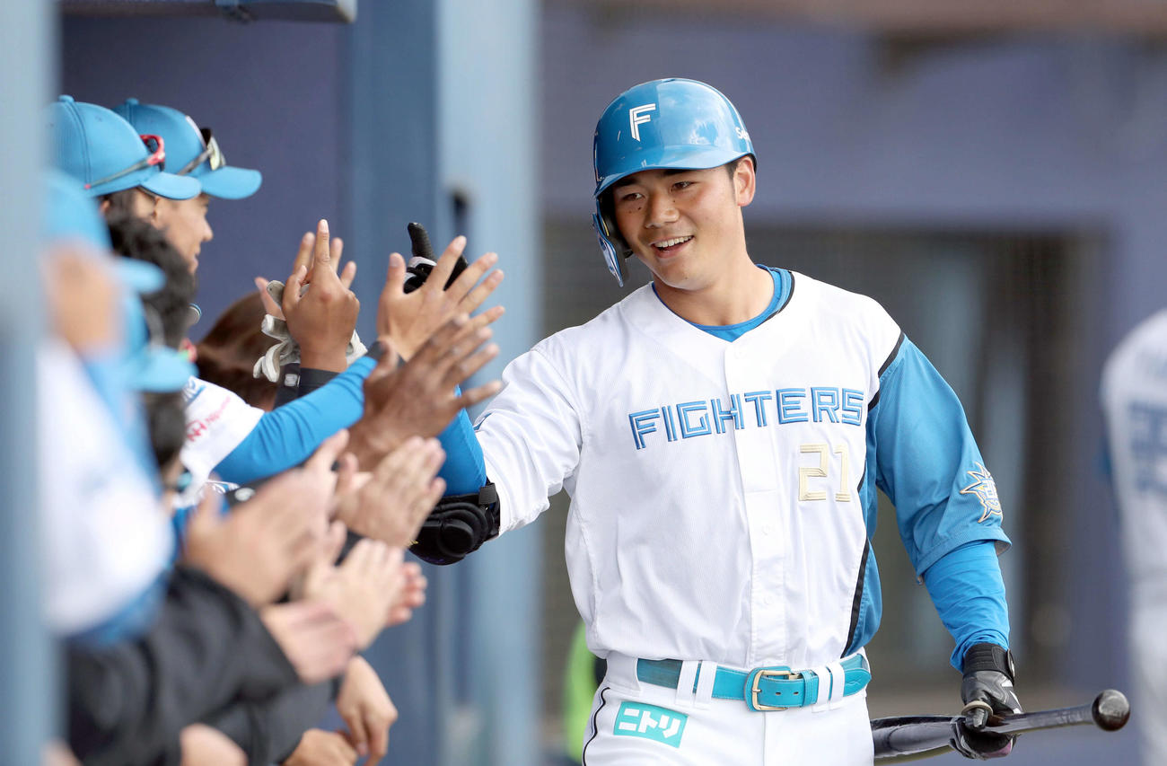 日本ハム対阪神　6回裏日本ハム1死、清宮は右越え本塁打を放ちナインに出迎えられる（撮影・佐藤翔太）