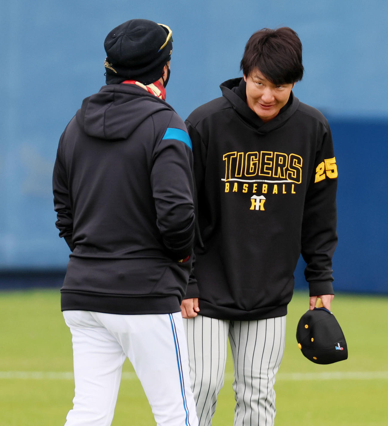 日本ハム対阪神　練習中、渡辺諒は新庄監督にあいさつ（撮影・加藤哉）