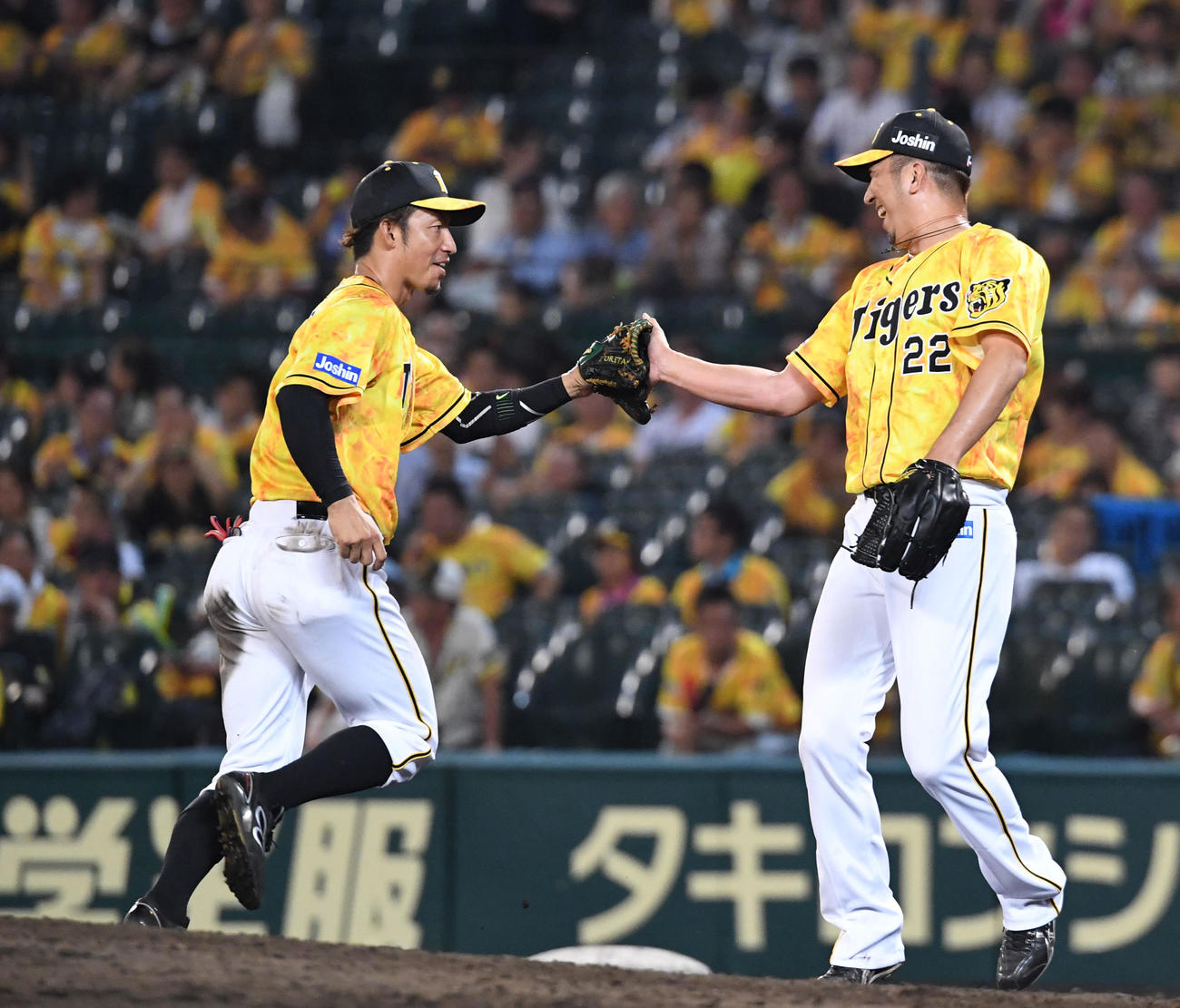 阪神鳥谷敬（左）と藤川球児（2019年7月23日撮影）