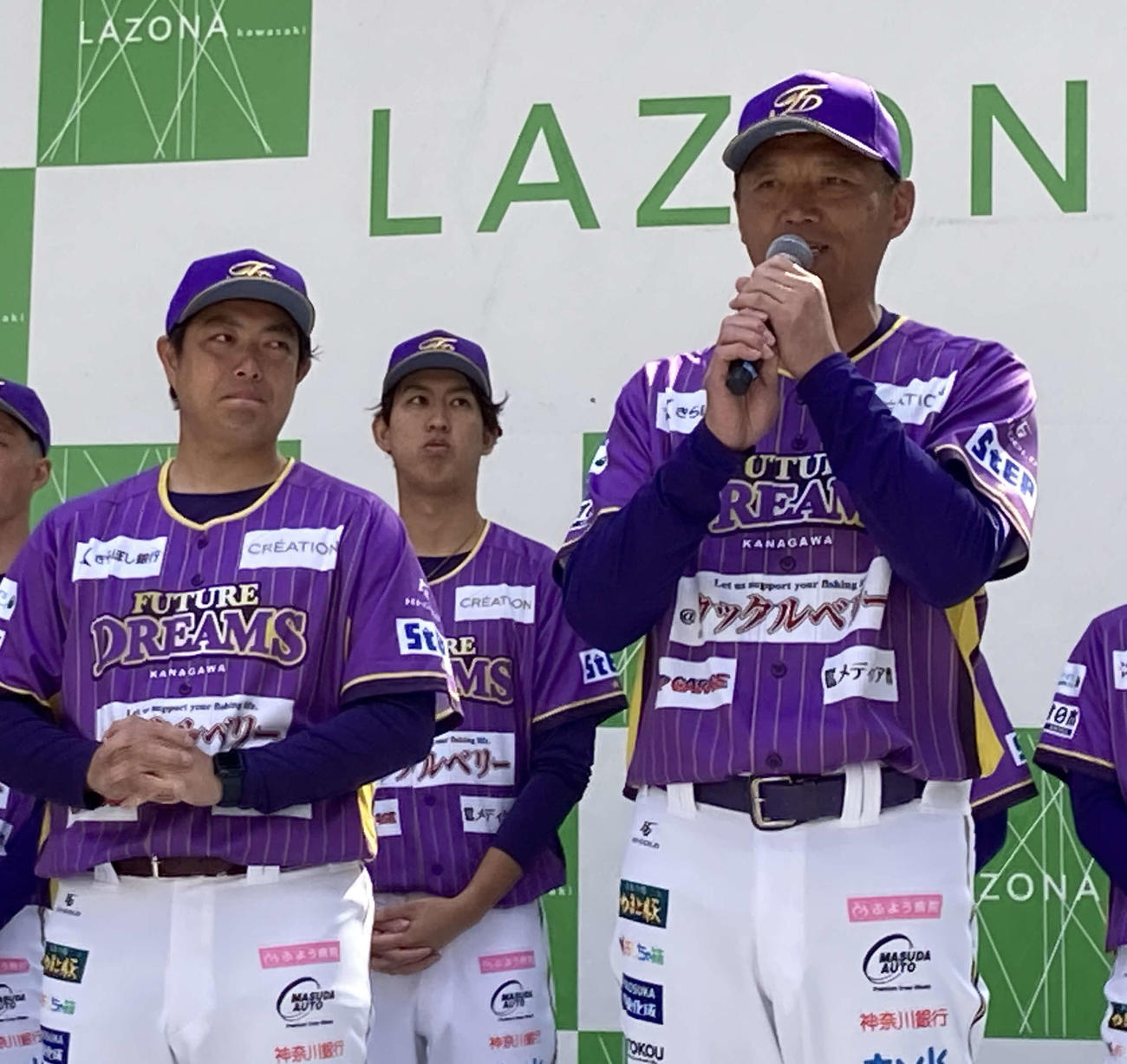 新ユニホームで挨拶する川村監督。左は高木兼任コーチ