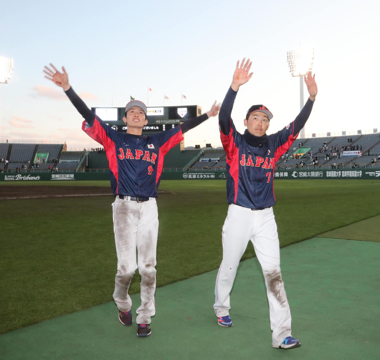 ソフトバンク対侍ジャパン　ファンの声援に応える周東（左）と源田（撮影・梅根麻紀）