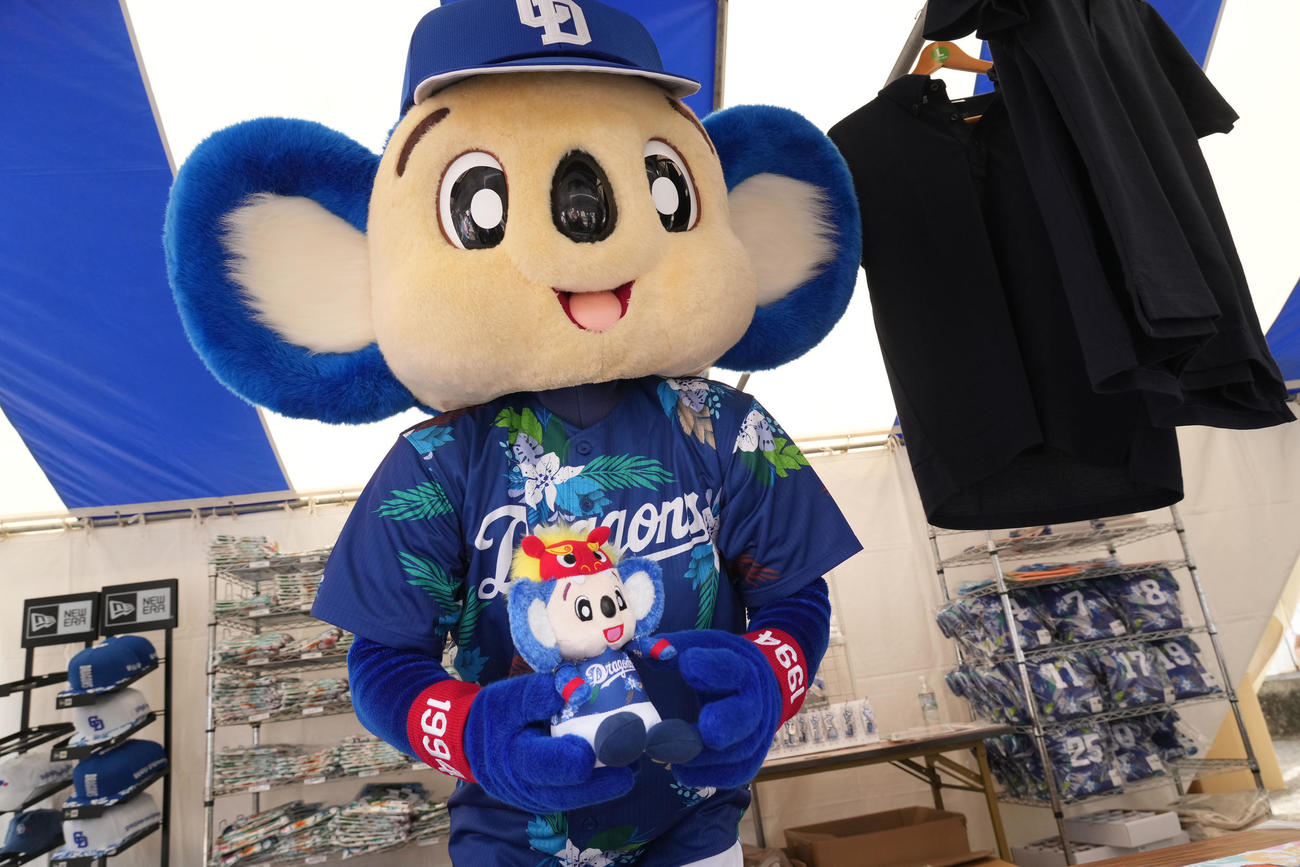 売店でグッズ販売を手伝うドアラ（2023年2月1日撮影）