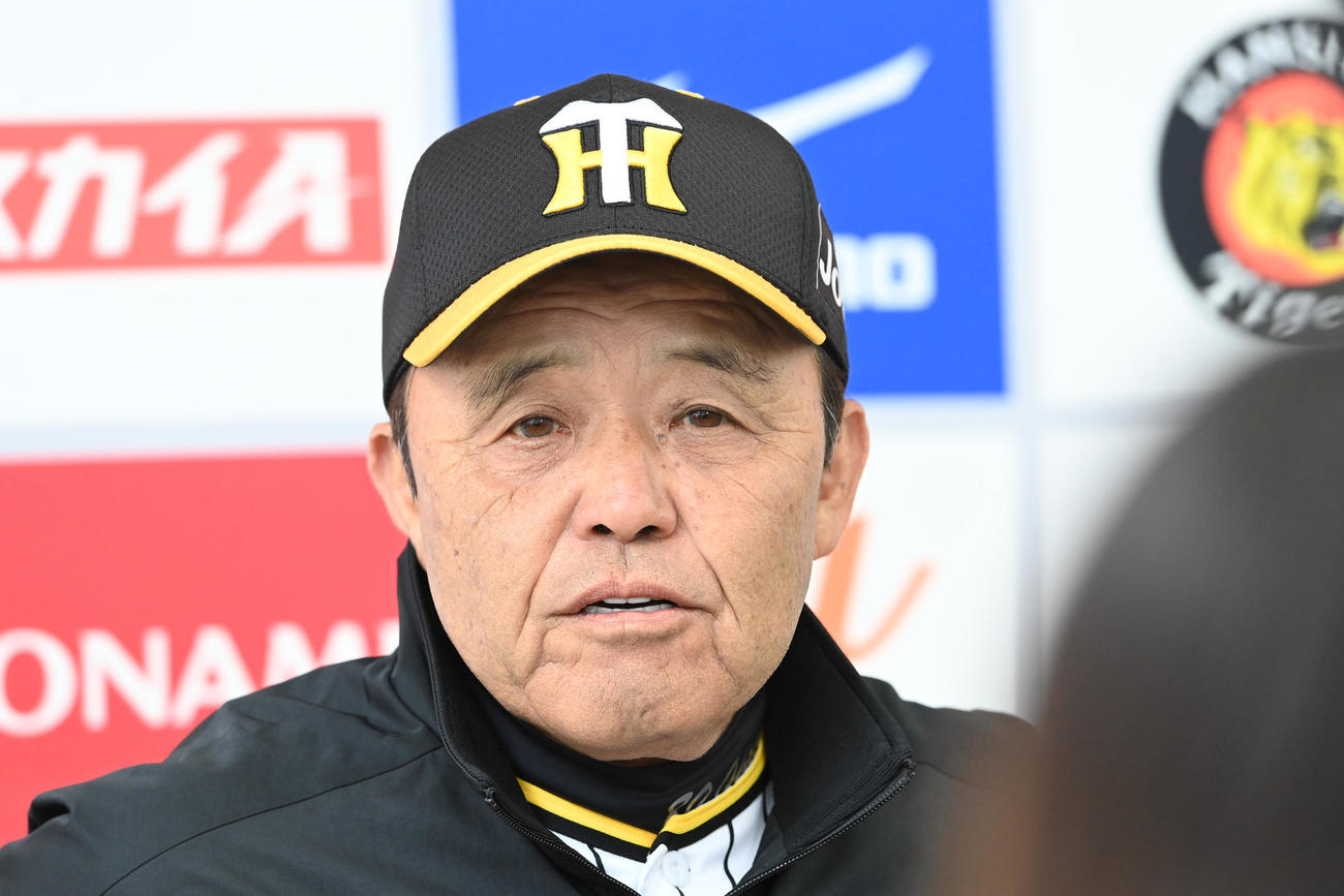 宜野座キャンプを打ち上げ、総括する阪神岡田監督（撮影・前岡正明）