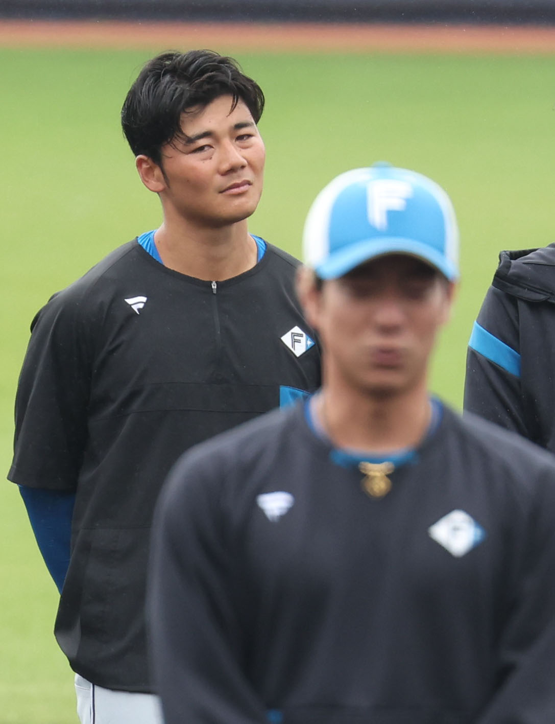 日本ハム松本剛の手締めのあいさつを聞く清宮（撮影・佐藤翔太）