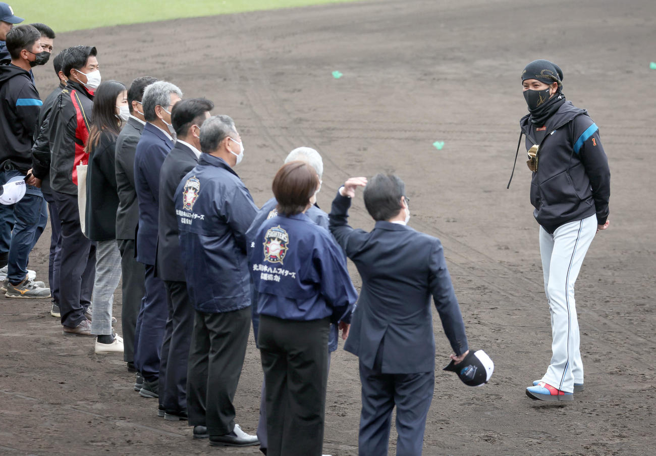 手締めを終え球場関係者たちにあいさつをする日本ハム新庄監督（撮影・佐藤翔太）