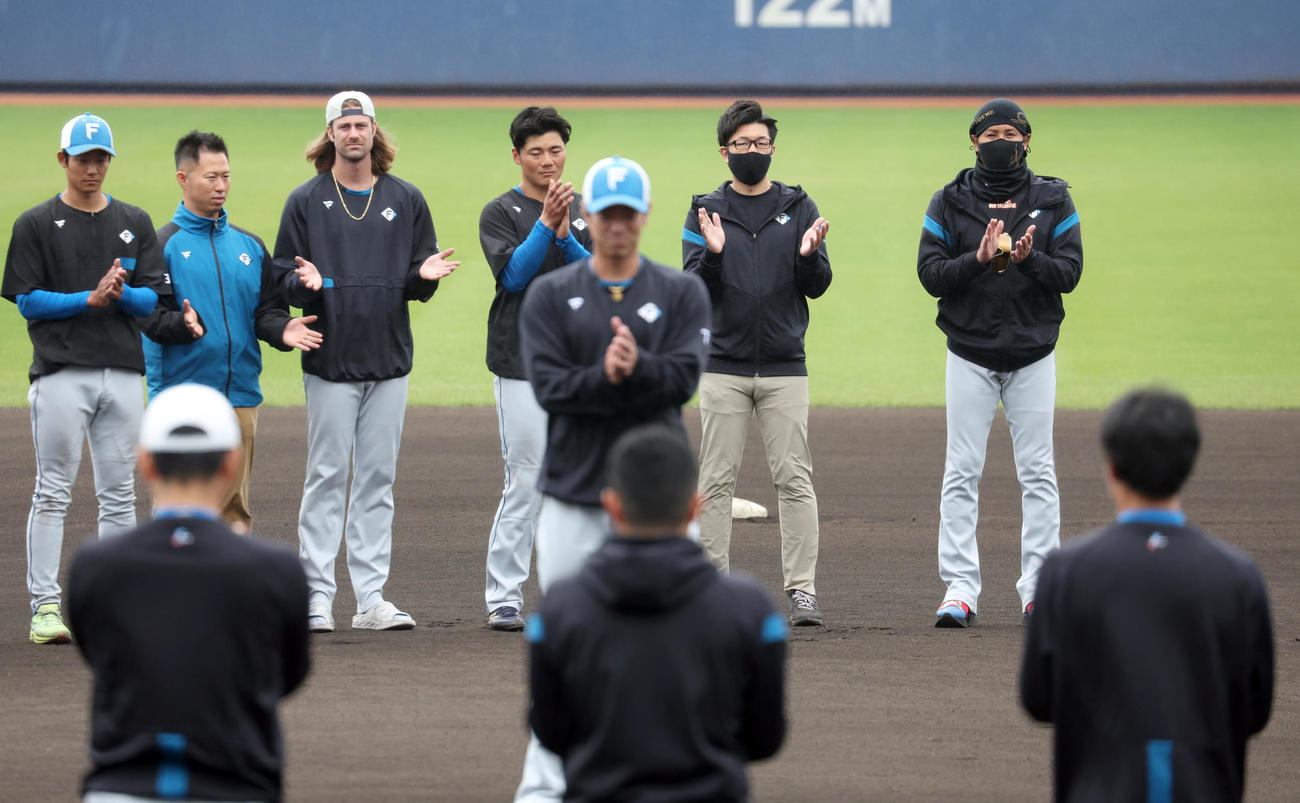手締めをする日本ハムナインと新庄監督（右後方）（撮影・佐藤翔太）