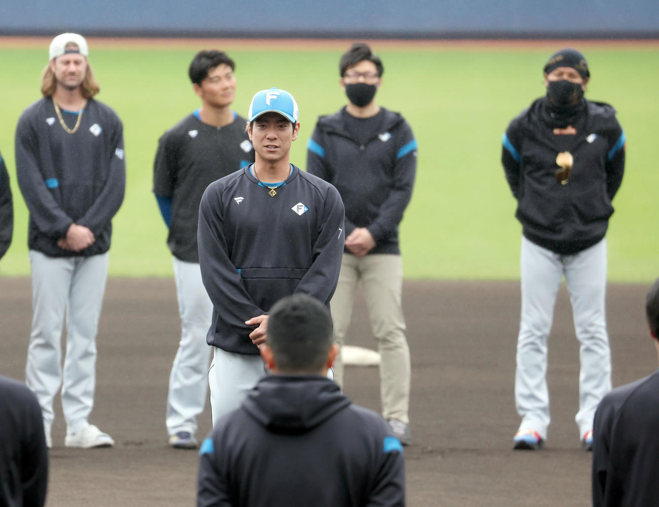 手締めのあいさつをする日本ハム松本剛。右後方は新庄監督（撮影・佐藤翔太）