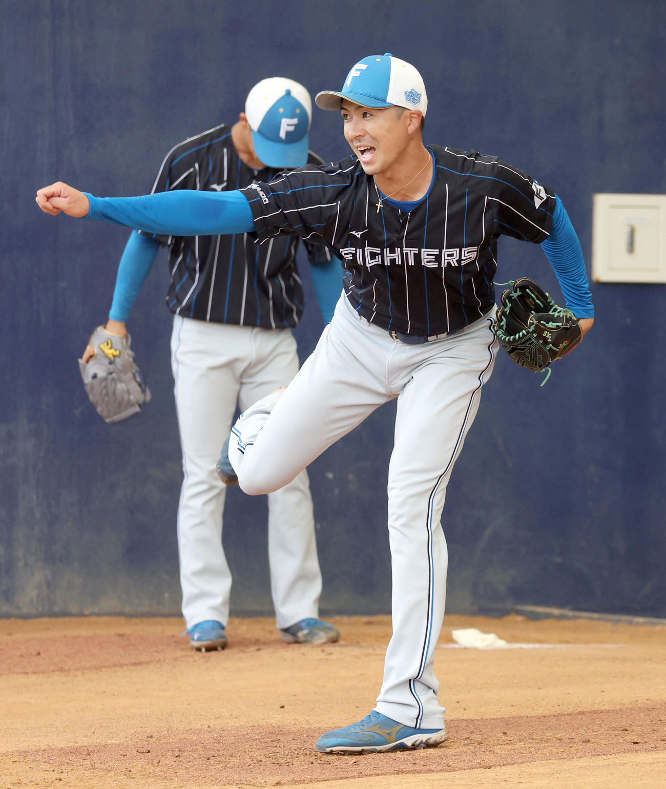 ブルペンで投球練習をする日本ハム上沢（撮影・佐藤翔太）