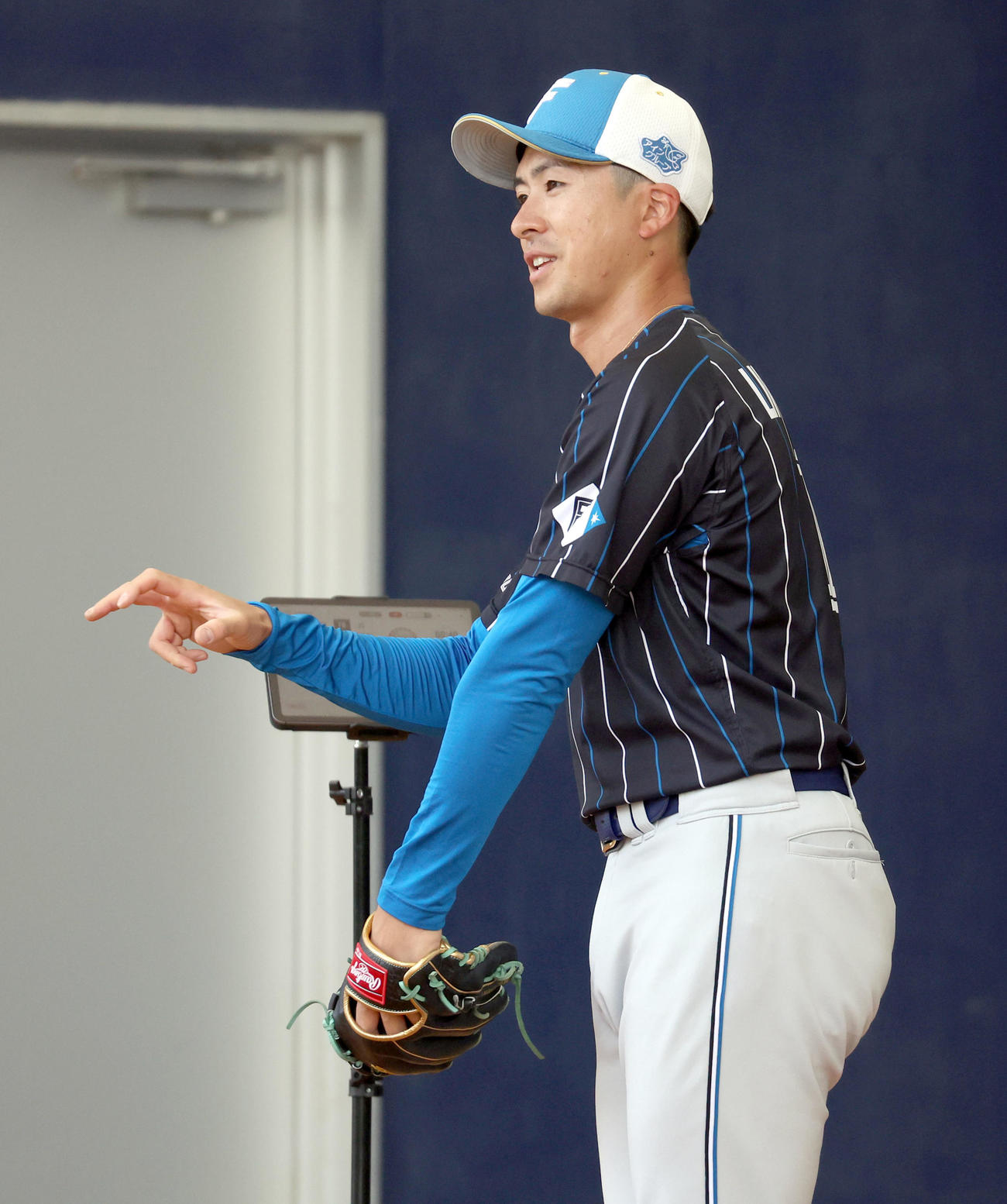 ブルペンで投球練習をする日本ハム上沢（撮影・佐藤翔太）