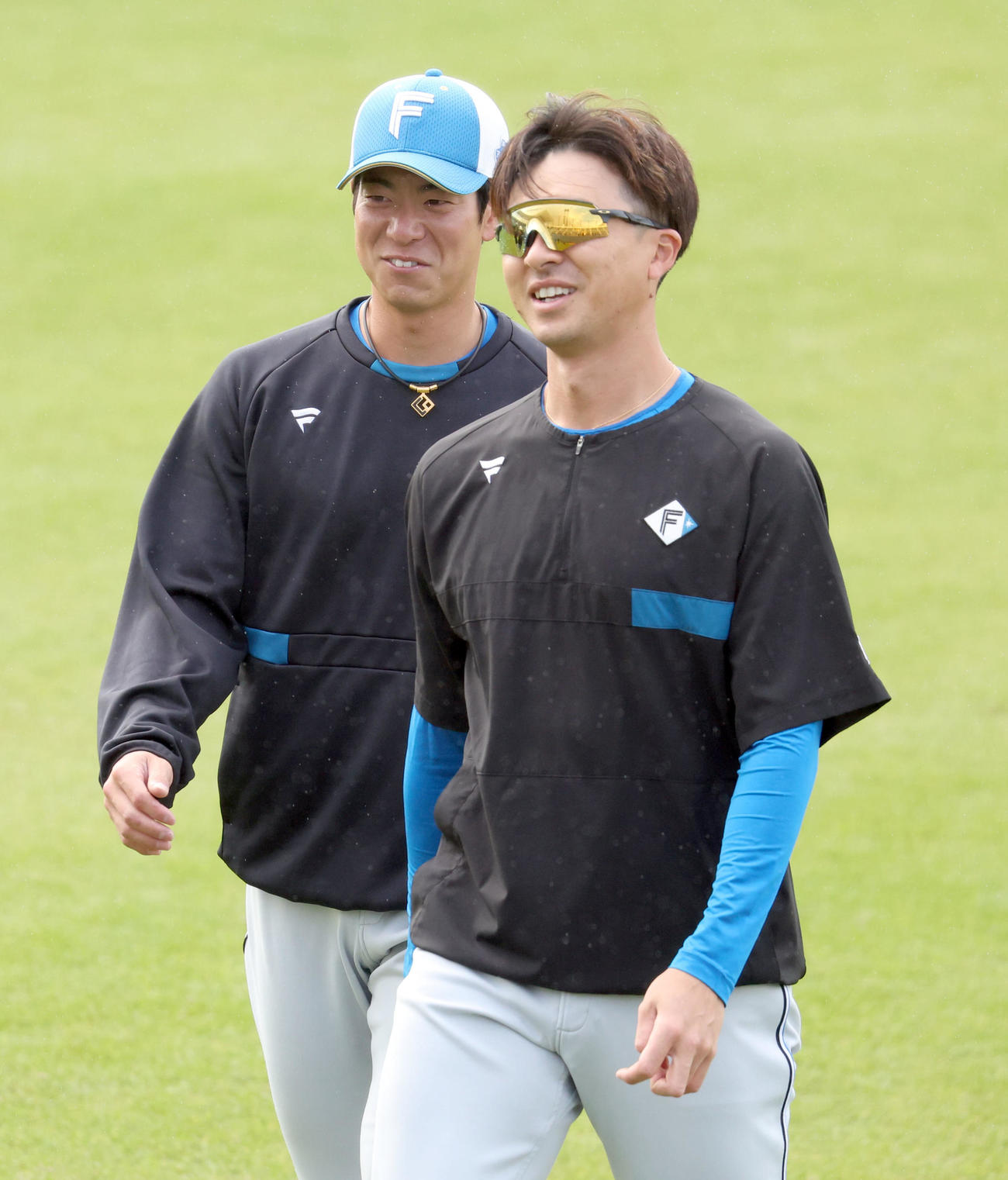 談笑する日本ハム松本剛（左後方）と上沢（撮影・佐藤翔太）