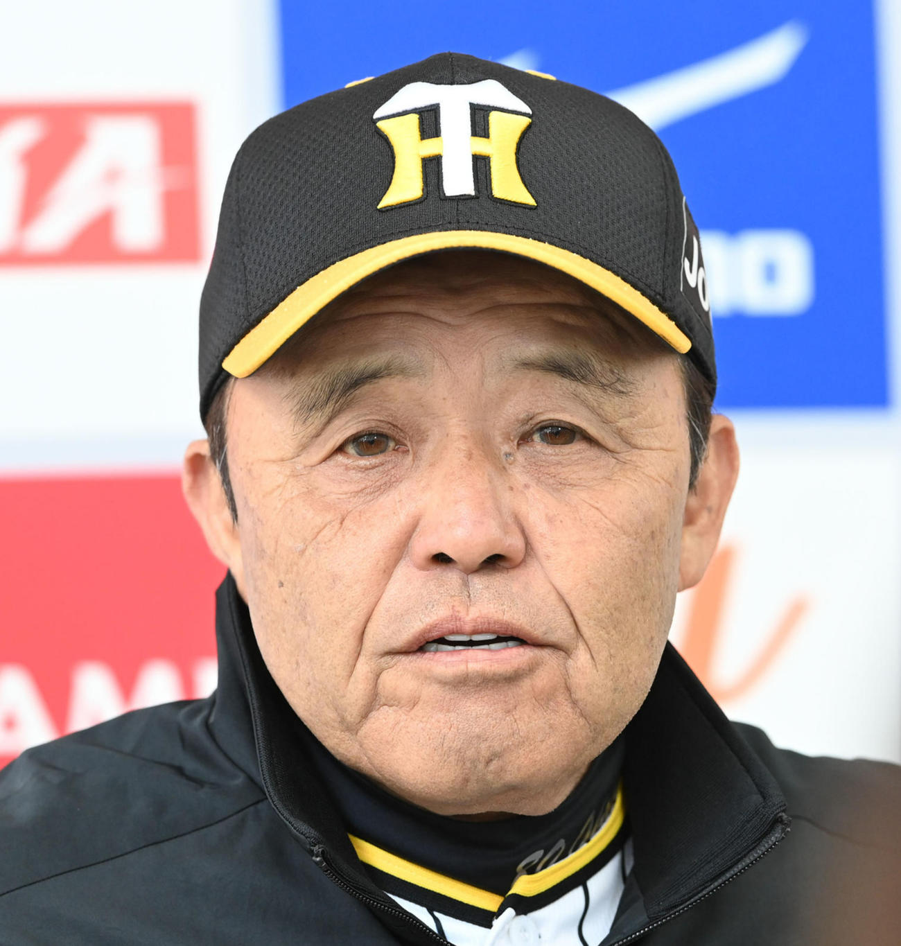 宜野座キャンプを打ち上げ、総括する阪神岡田監督（撮影・前岡正明）