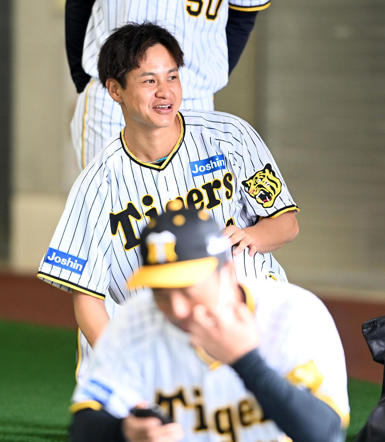 練習で笑顔を見せる大竹（撮影・前岡正明）