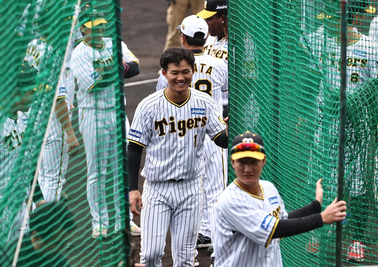 1軍キャンプを無事に終え笑顔を見せる森下（撮影・上田博志）