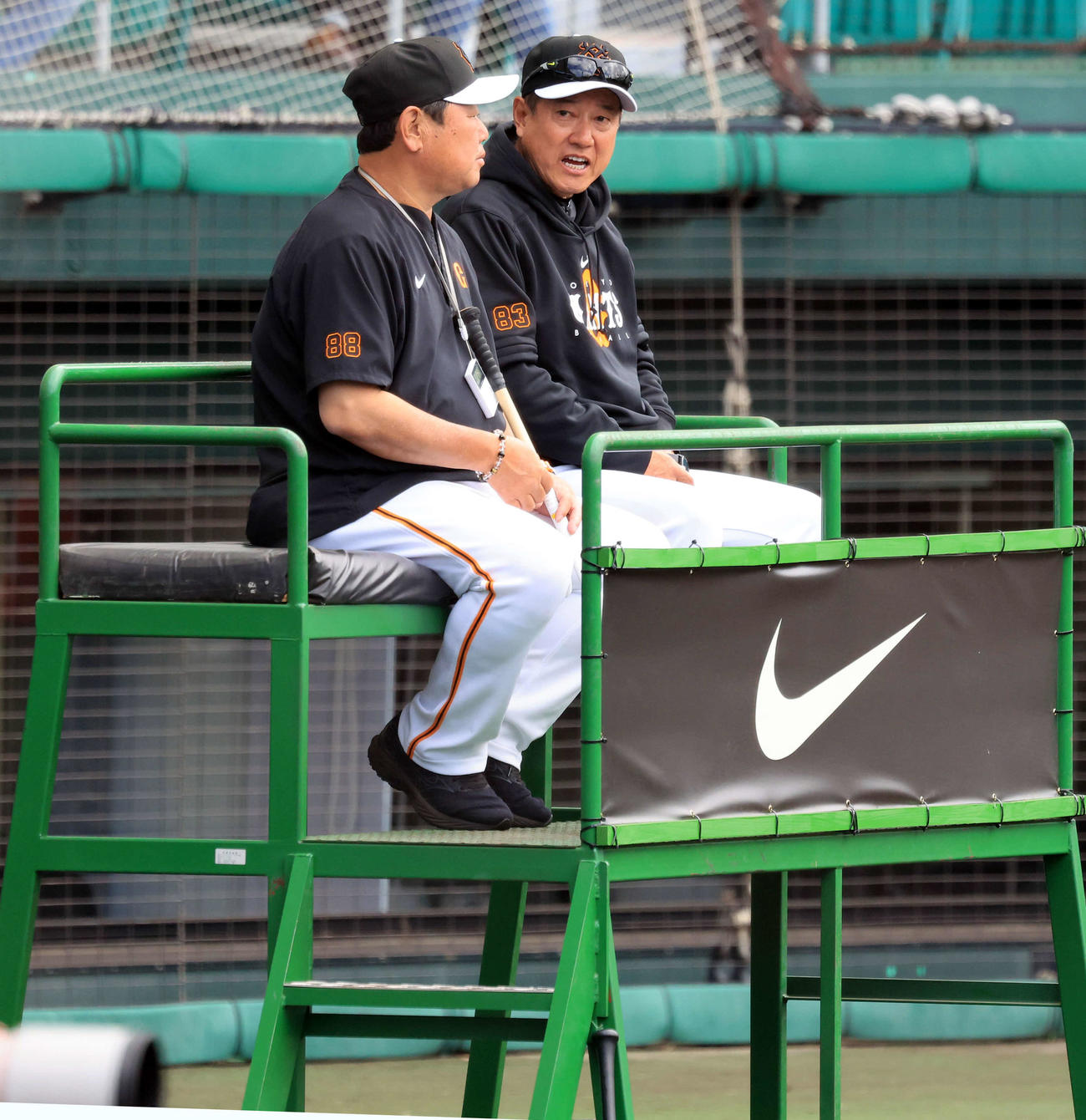 原タワーで、巨人大久保打撃チーフコーチ（左）と話す原監督（撮影・浅見桂子）